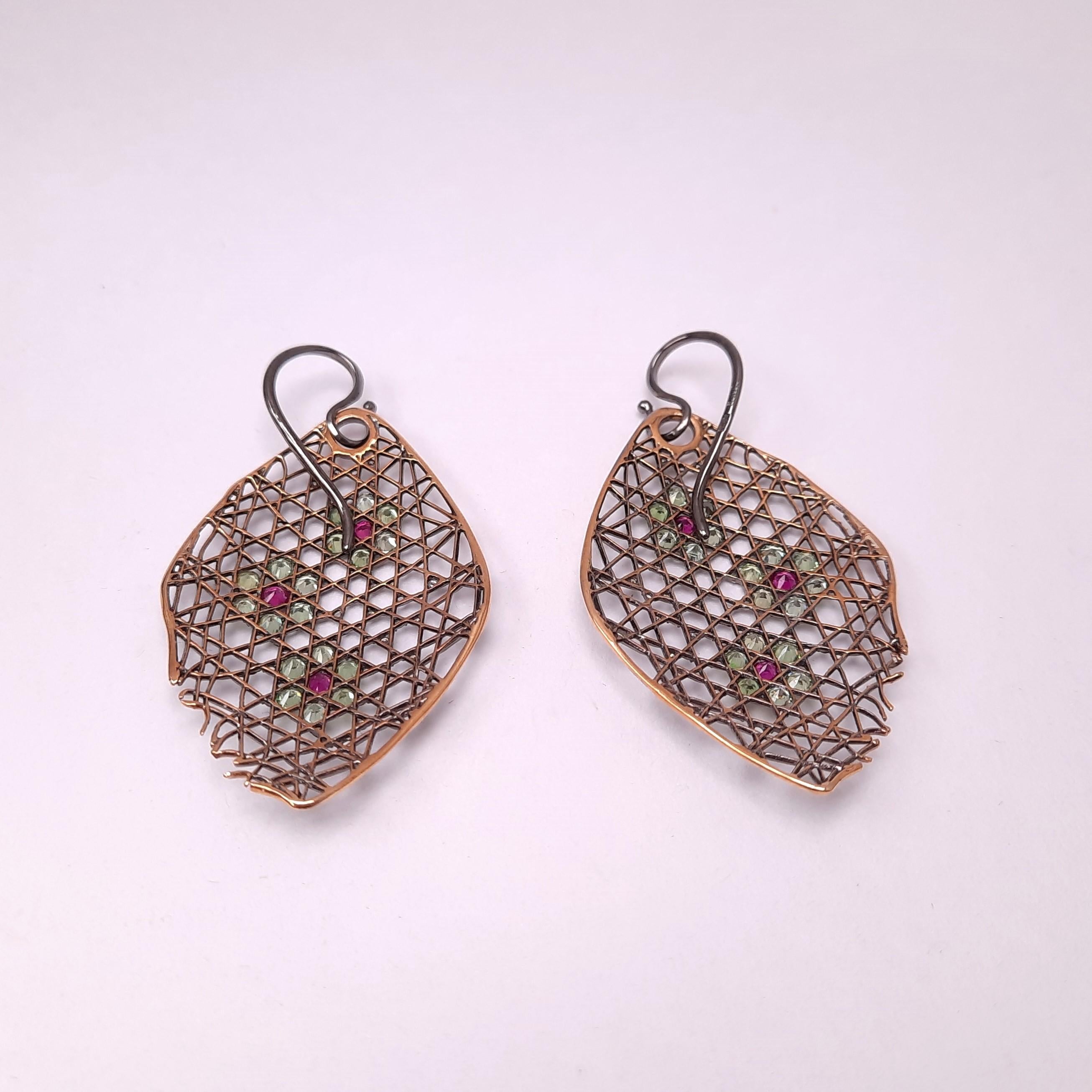 18 Karat Gold Rubin Demantoid Ohrringe mit baumelnden Diamanten (Zeitgenössisch) im Angebot