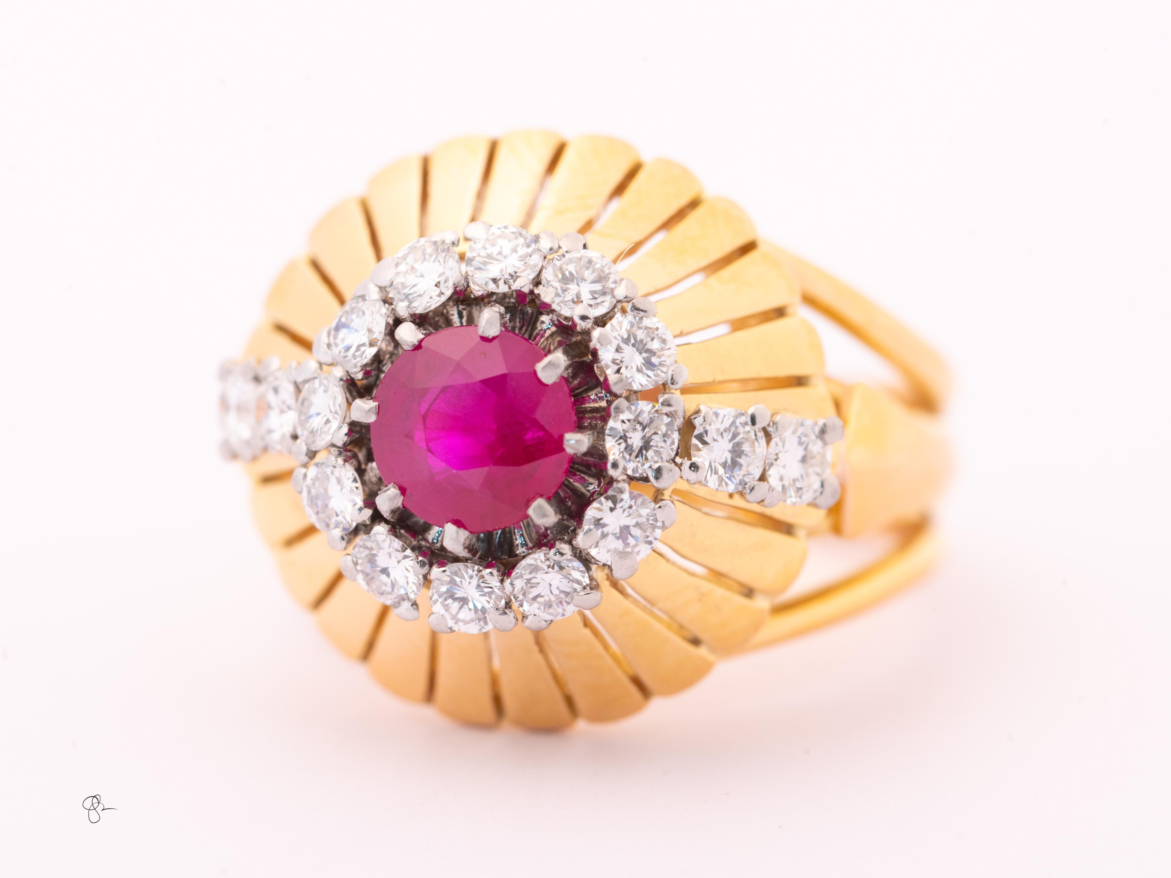 Dieser auffällige Vintage-Cocktailring zeigt einen in acht Zacken gefassten, lebhaften Rubin im Rundschliff von etwa 1 Karat, umgeben von einem Heiligenschein aus reinen weißen Naturdiamanten auf einer strahlenden Sonnenschliff-Galerie aus massivem
