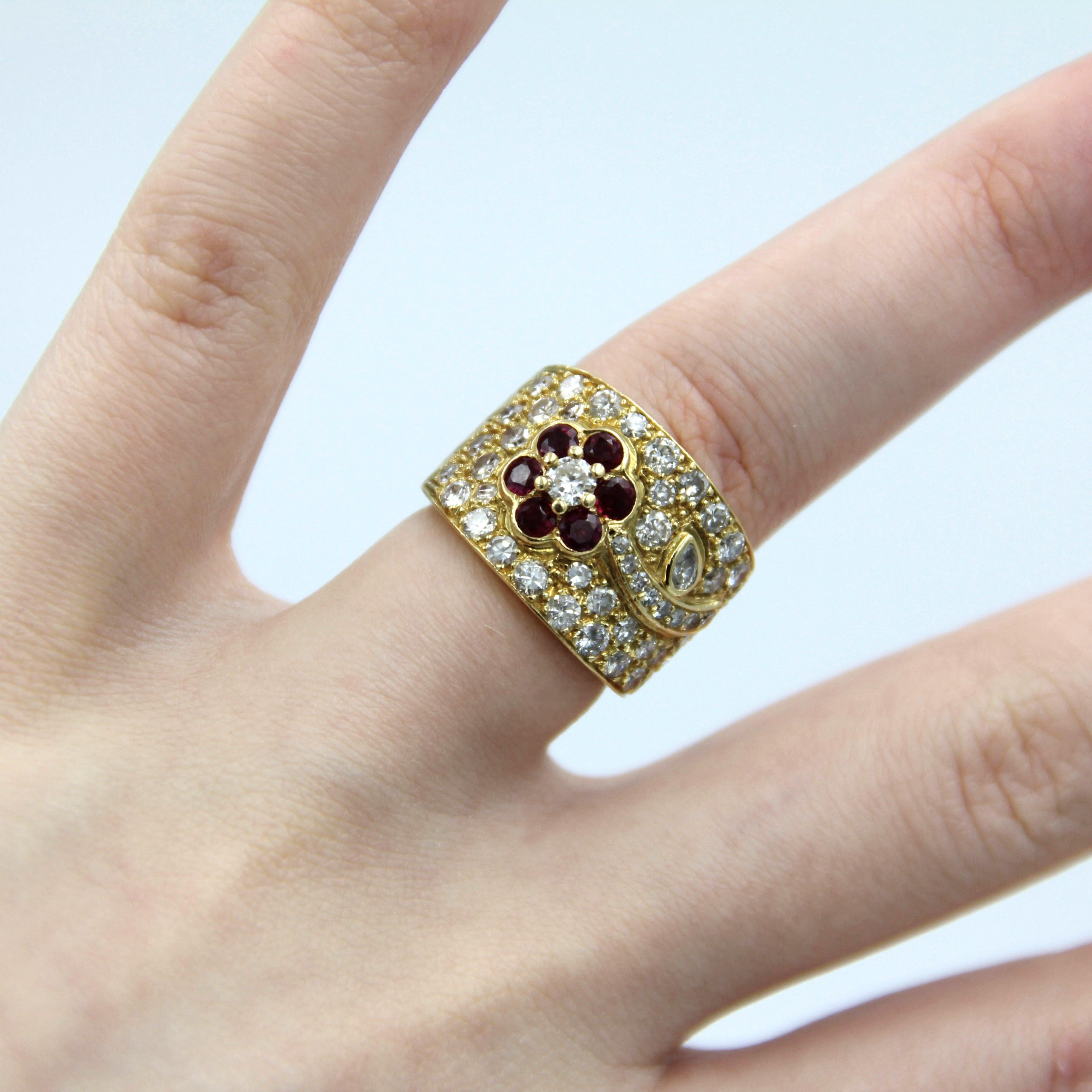 Round Cut 18k Gold Ruby Diamond Ring For Sale