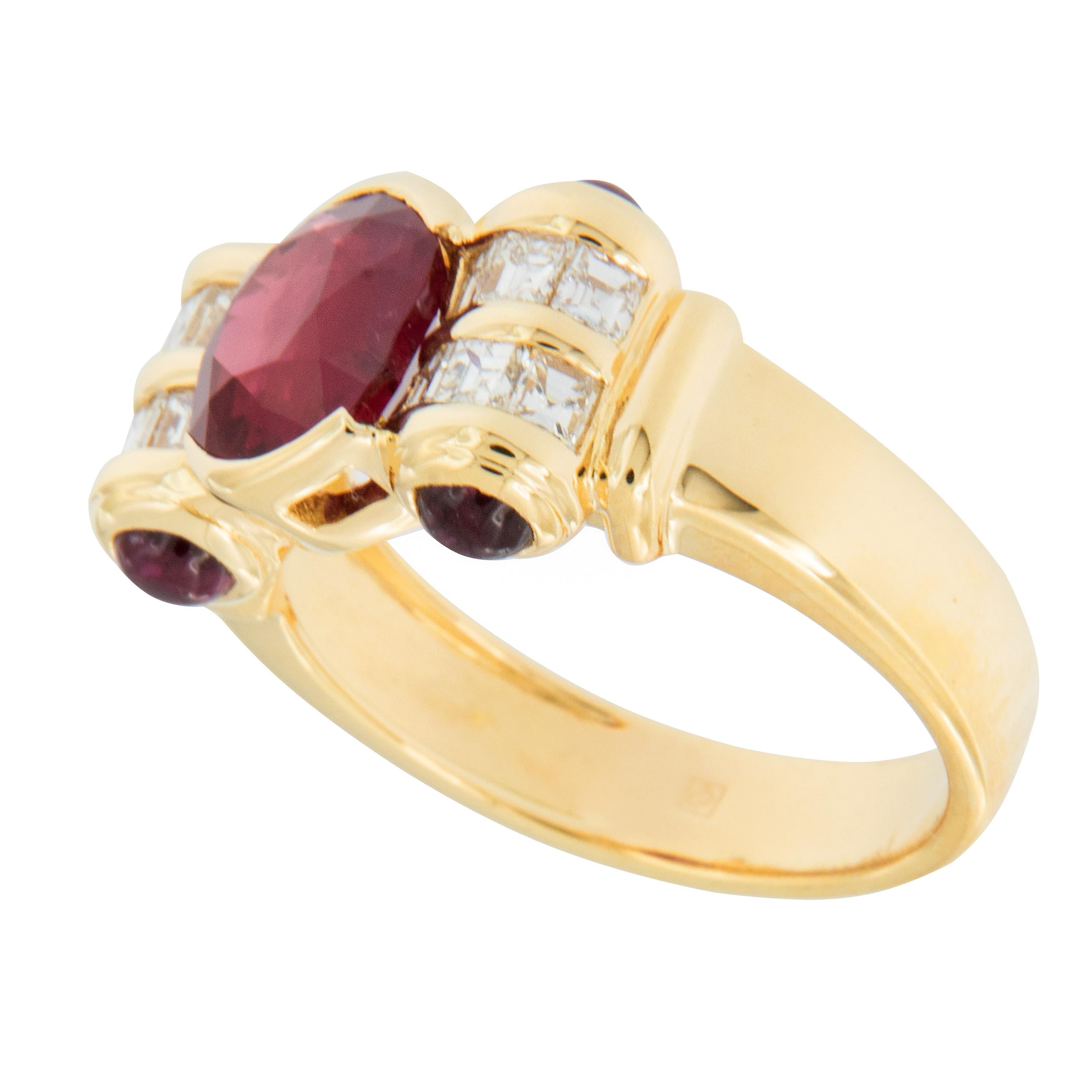 Anillo de oro de 18 quilates con rubíes y diamantes Corte redondo en venta