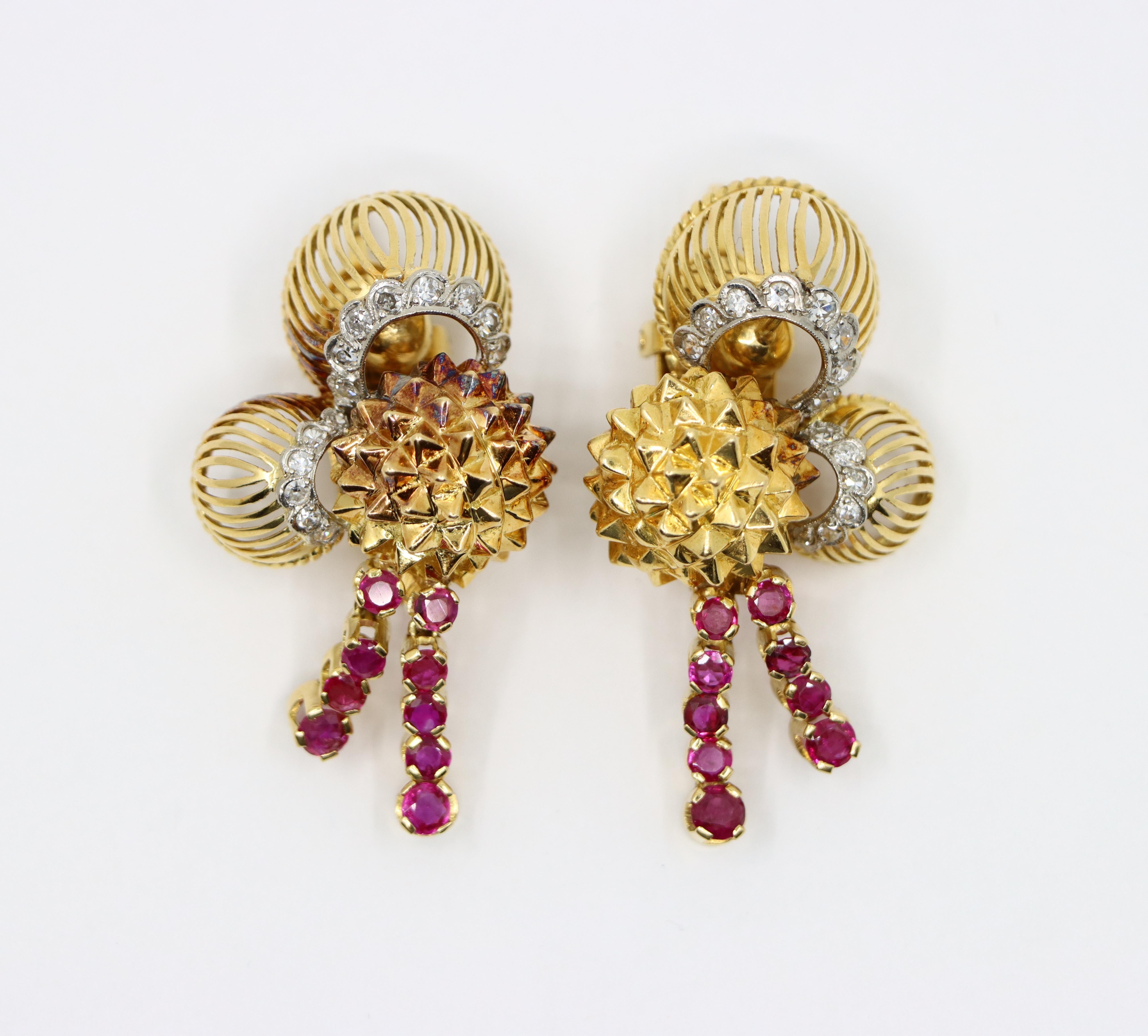 Pendientes Diamantes Rubí Oro 18K

Dimensiones aproximadas:
4,8 cm ( Longitud)  
2,5 cm (Ancho)
1,40 quilates (Diamantes) 
1,60 quilates (Rubí)
33,3 gramos de peso.