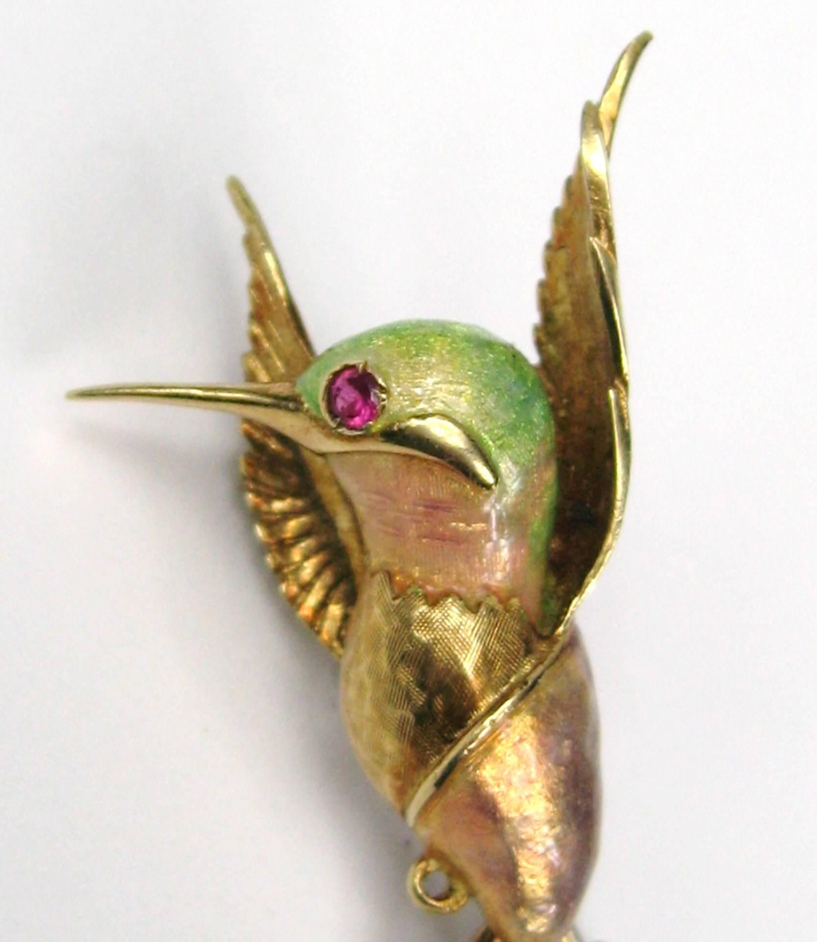 Zarter Kolibri mit spektakulärer Emaillearbeit auf dem Körper und dem Kopf. Sieh dir diese Rubinaugen an. Maßnahmen  1.63
