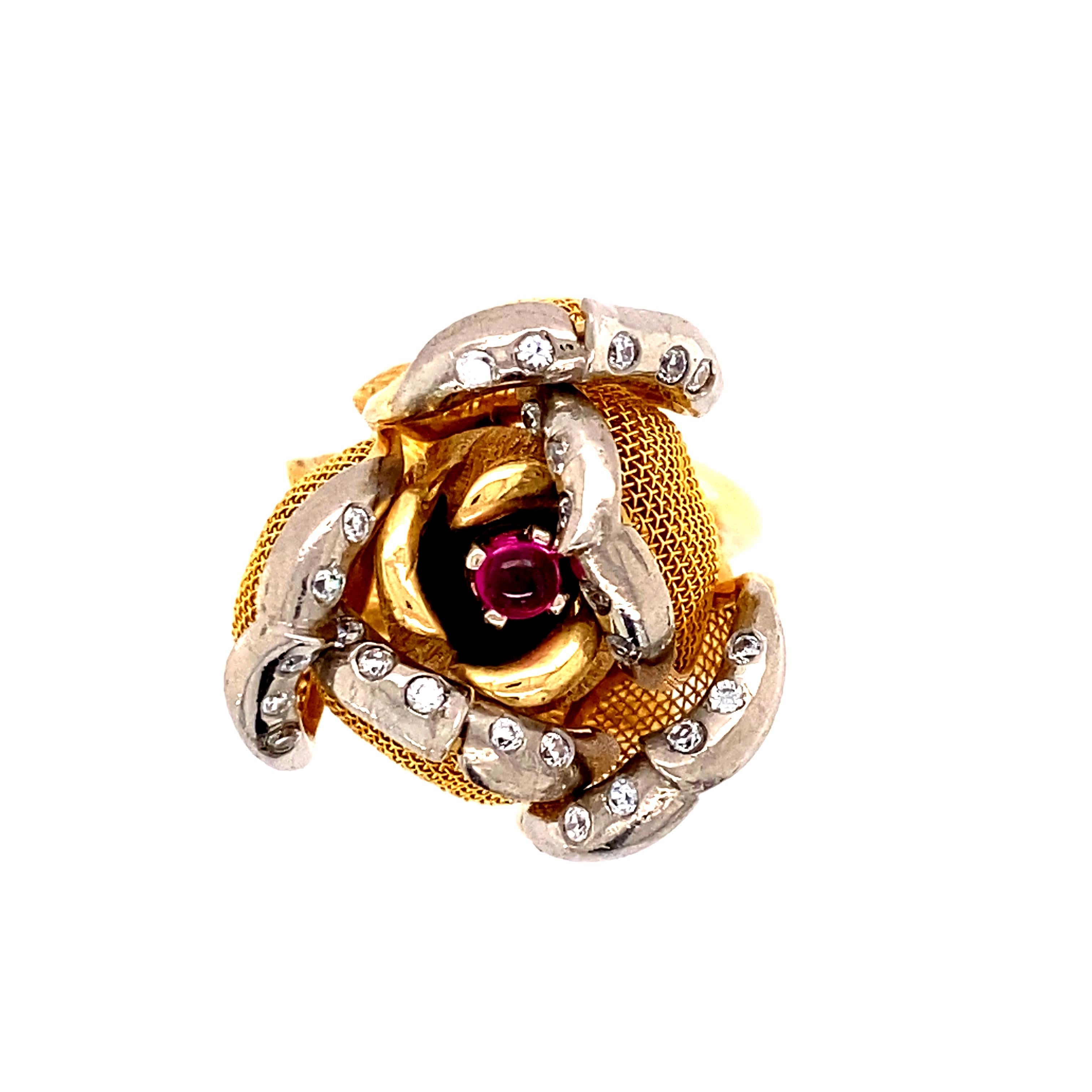 Schöne Rose in 18k Gold Ring mit Diamanten und Rubin. Französisch 
Dieser Ring kann wahlweise mit geschlossenen oder offenen Blütenblättern getragen werden. 
Hohe Qualität und sehr gute Handwerkskunst. In ausgezeichnetem Zustand 