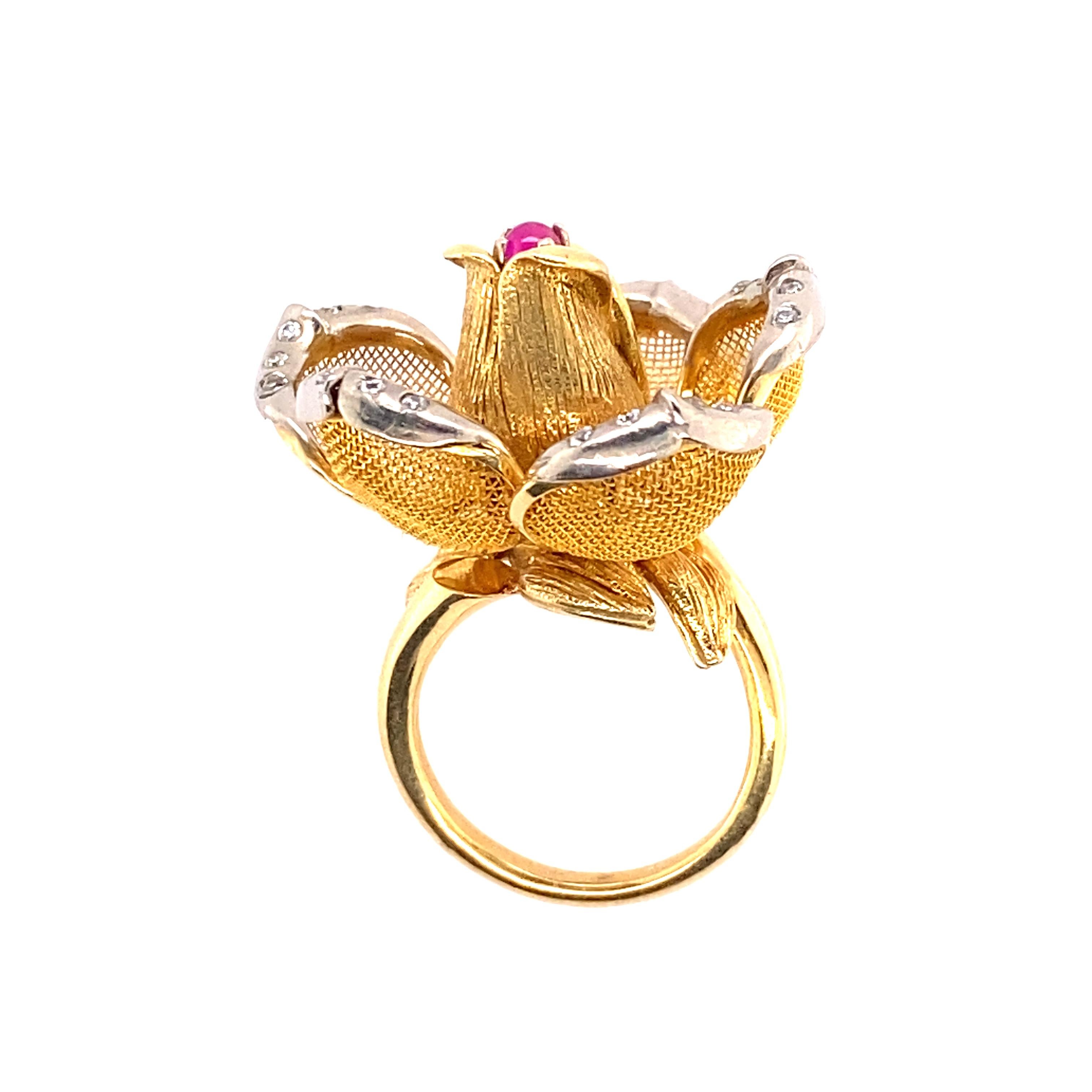 18k Gold Ruby Rose Ring In Excellent Condition For Sale In New York, NY