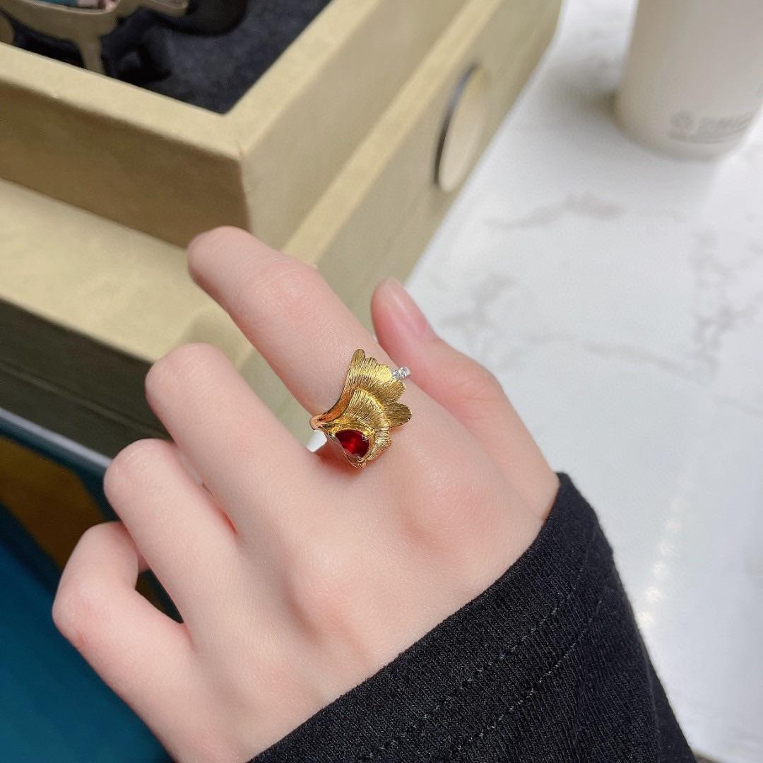 Moderne Bague goutte d'eau en or 18 carats avec diamants naturels en vente