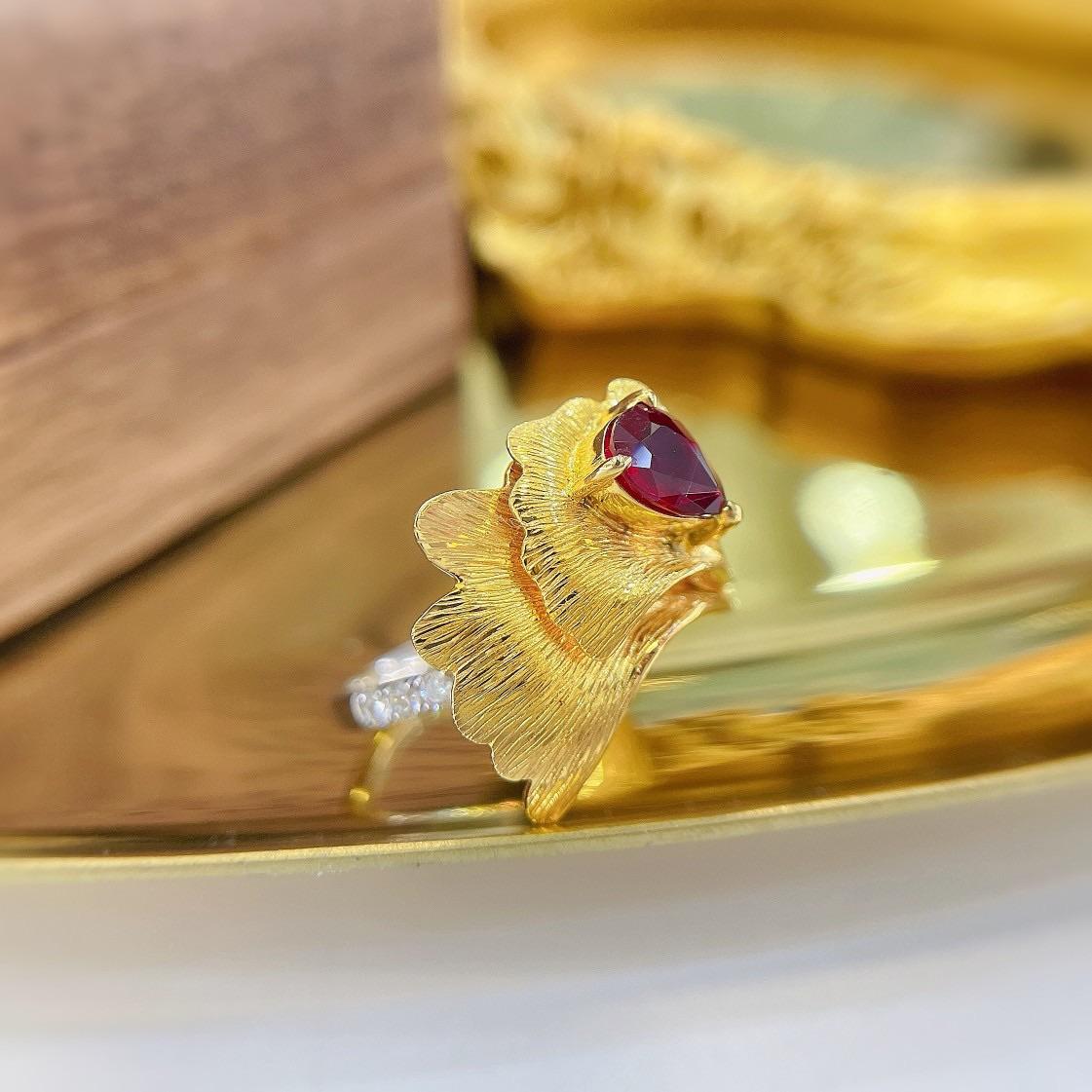 Taille brillant Bague goutte d'eau en or 18 carats avec diamants naturels en vente
