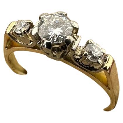 Dieser elegante russische Ring im Vintage-Stil ist handgefertigt aus 18-karätigem Gold und verfügt über ein atemberaubendes Drei-Stein-Design, das ihn zu einem echten Erbstück macht. In der Mitte befindet sich ein 0,30 ct F vs Diamant, flankiert von