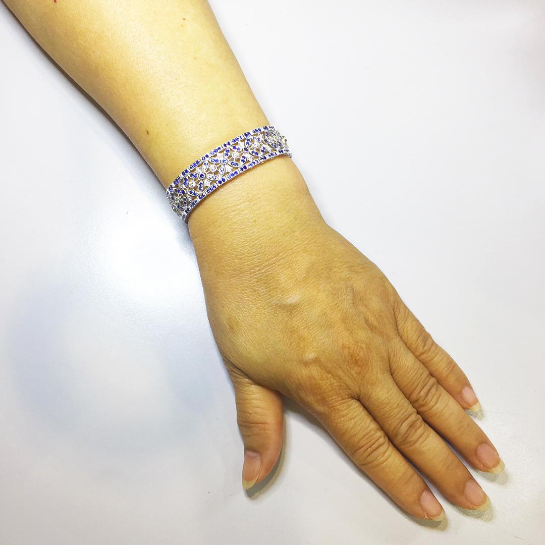 Bracelet en or 18 carats avec saphirs et diamants Pour femmes en vente