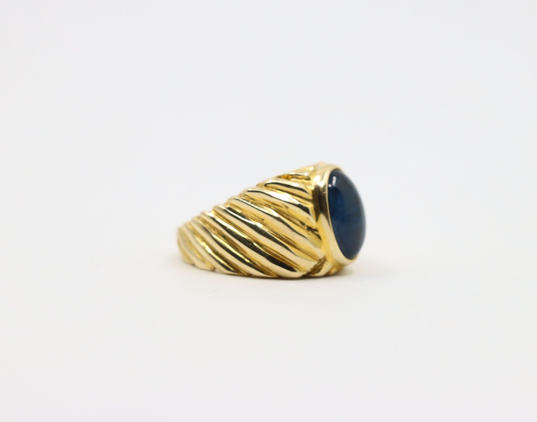 Cabochon Anello con zaffiro cabochon in oro 18K in vendita
