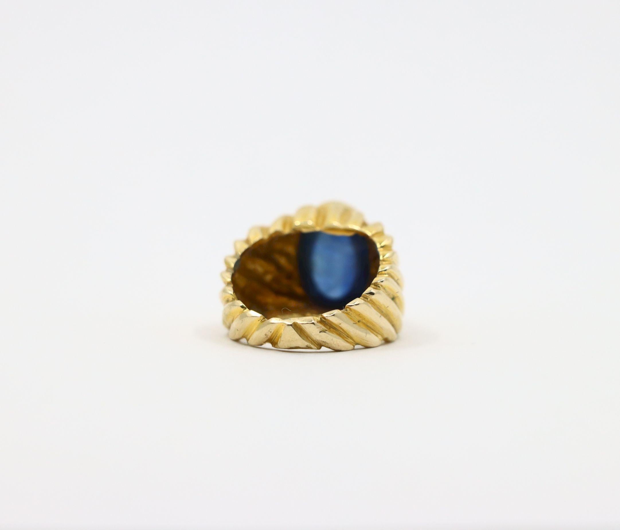 Anello con zaffiro cabochon in oro 18K In condizioni buone in vendita a Flushing, NY