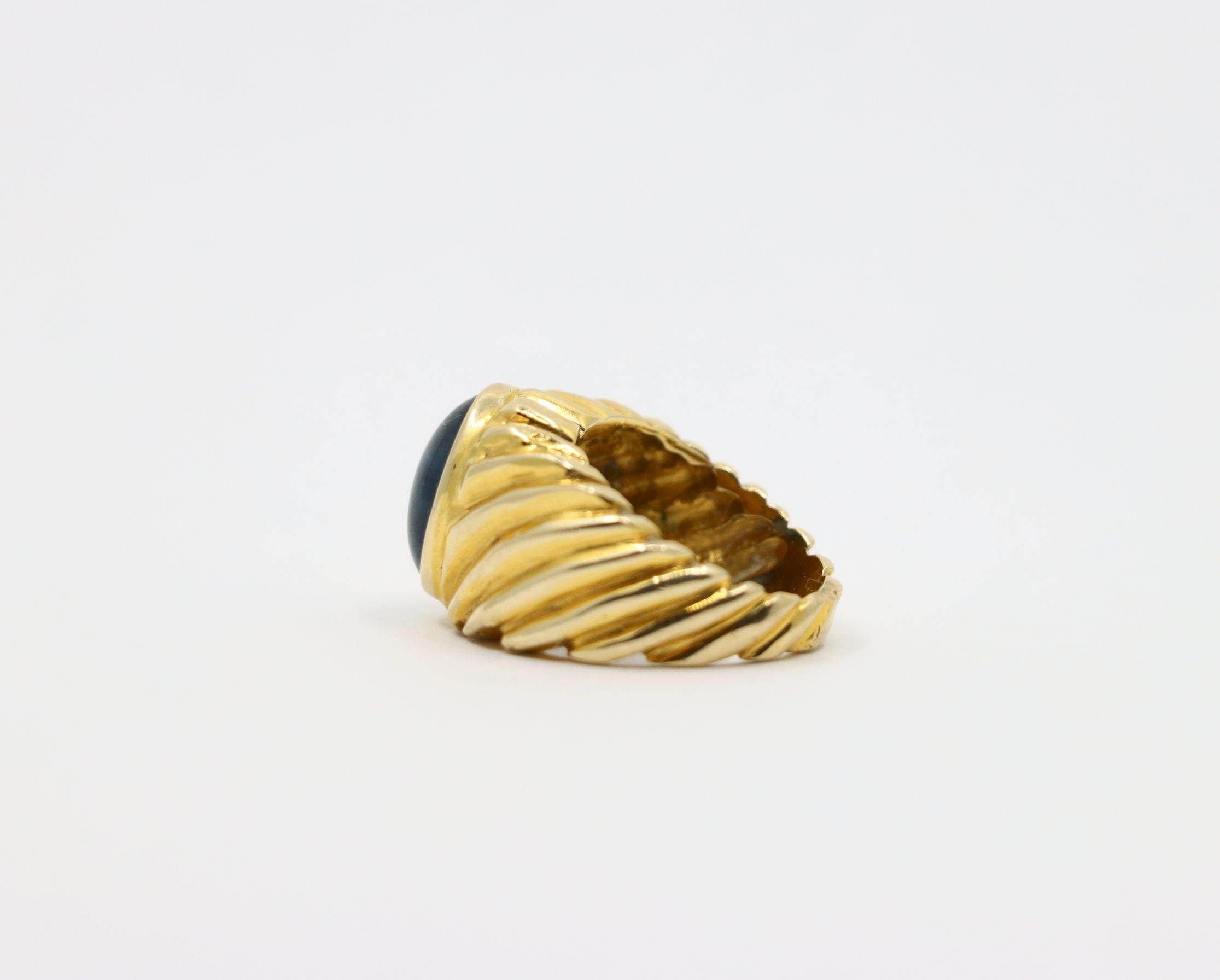 Donna Anello con zaffiro cabochon in oro 18K in vendita