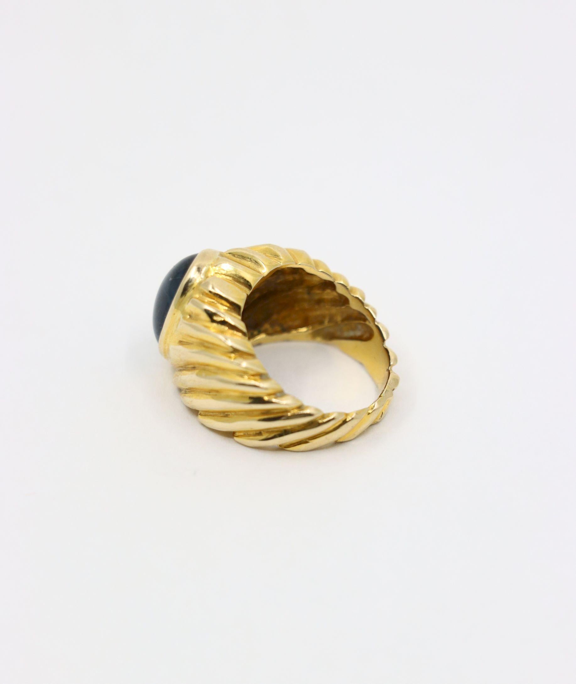 Anello con zaffiro cabochon in oro 18K in vendita 1
