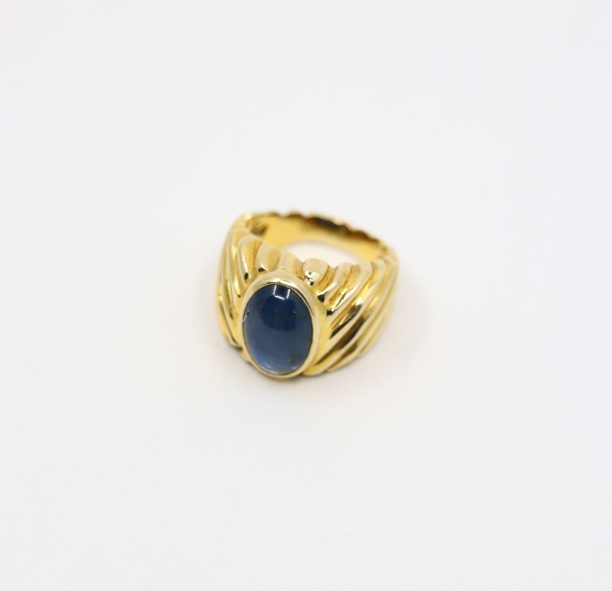 Anello con zaffiro cabochon in oro 18K in vendita 2