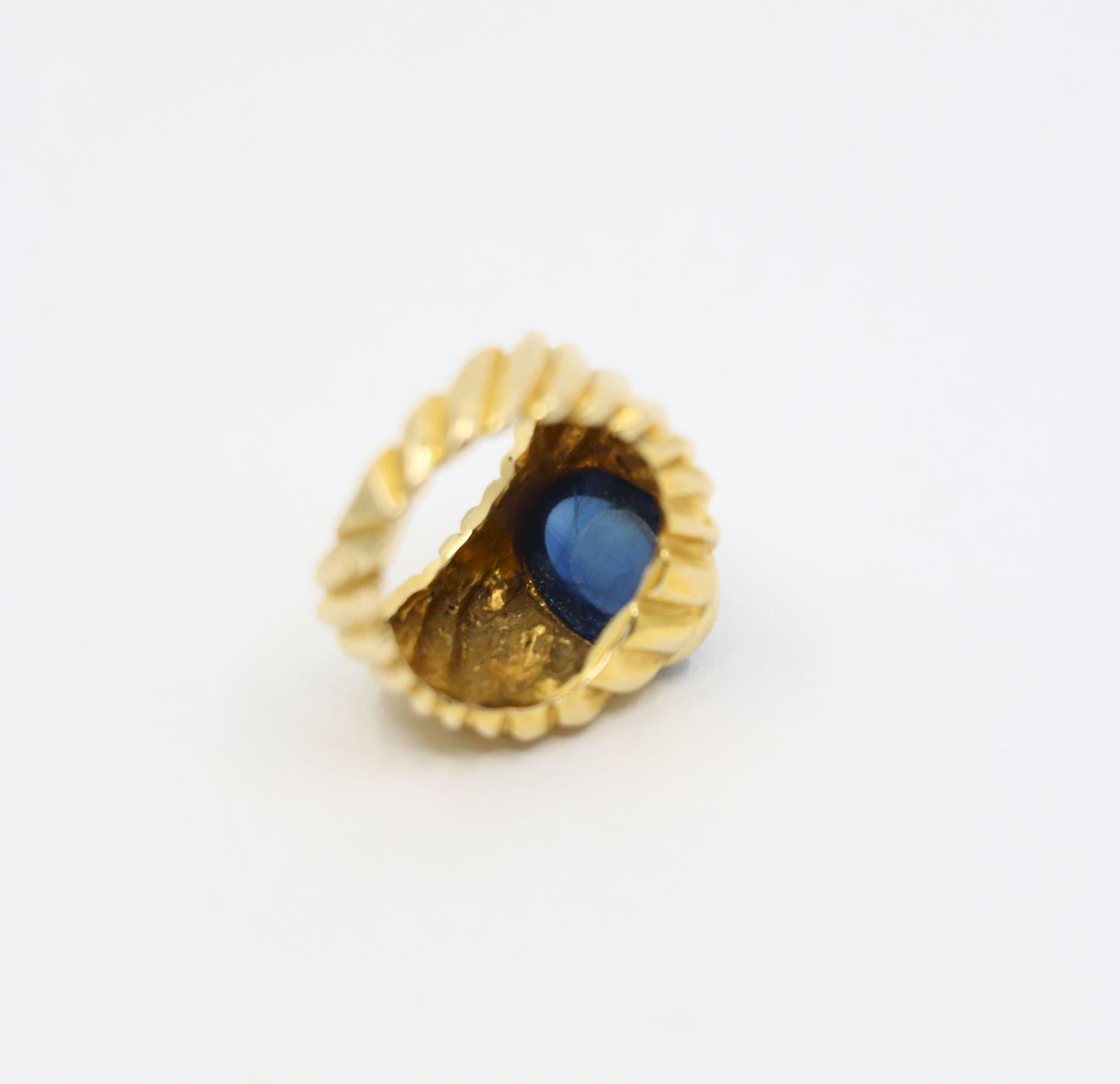 Anello con zaffiro cabochon in oro 18K in vendita 3