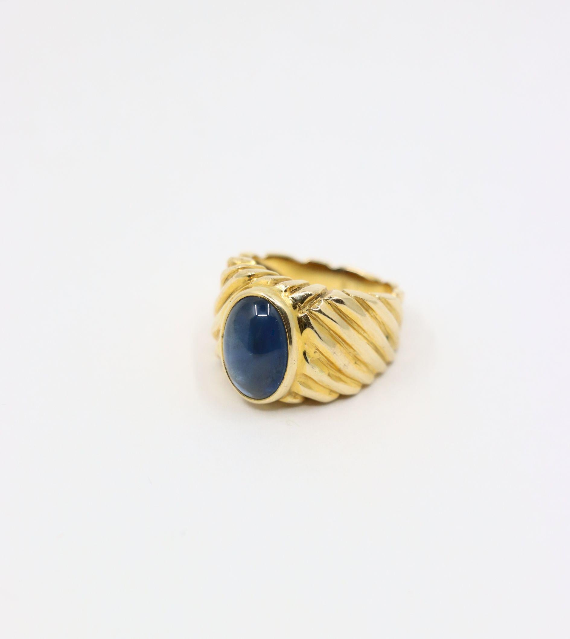 Anello con zaffiro cabochon in oro 18K in vendita 4