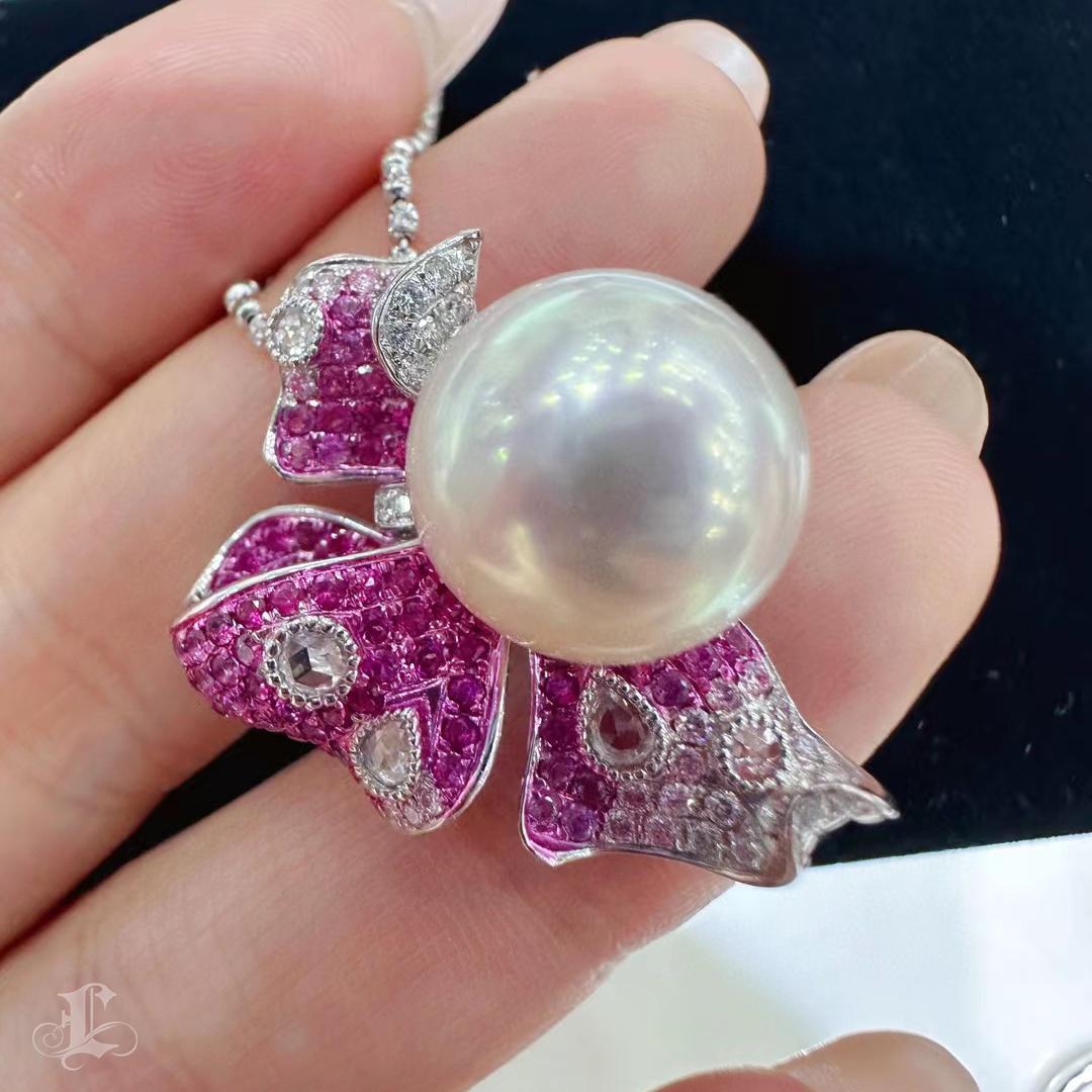 【Vine Symphony】Convertible Aurora Wings South Sea Pearl Sapphire Statement Jwl. en Nuevo estado para la venta en New York, NY