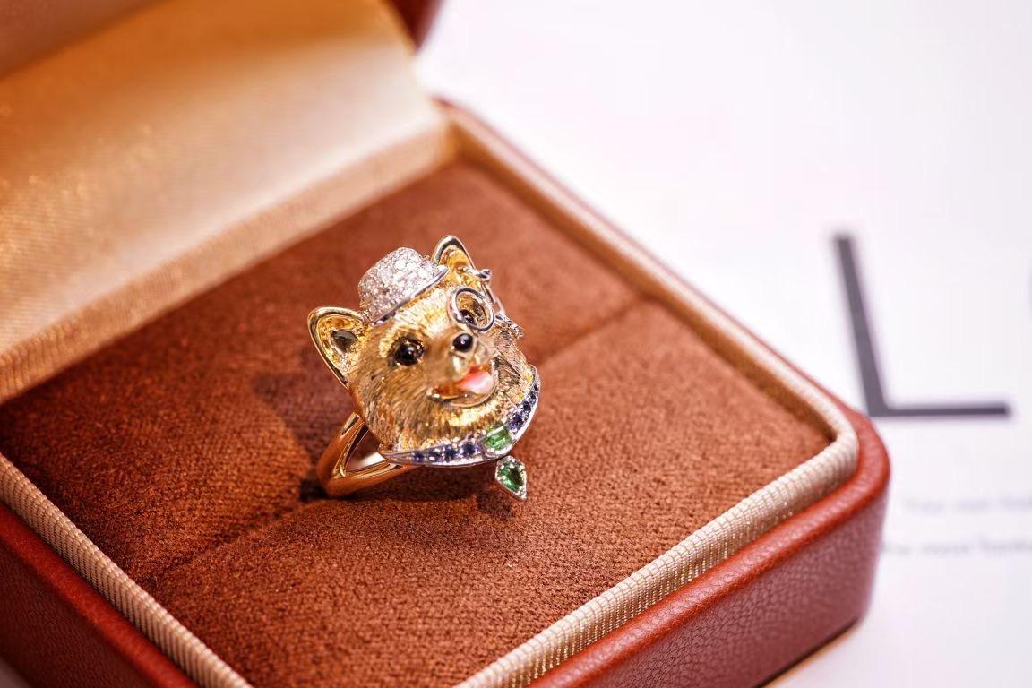 Round Cut 18K Gold Sapphire & Diamond & Tsavorite ‘Dog' Ring For Sale