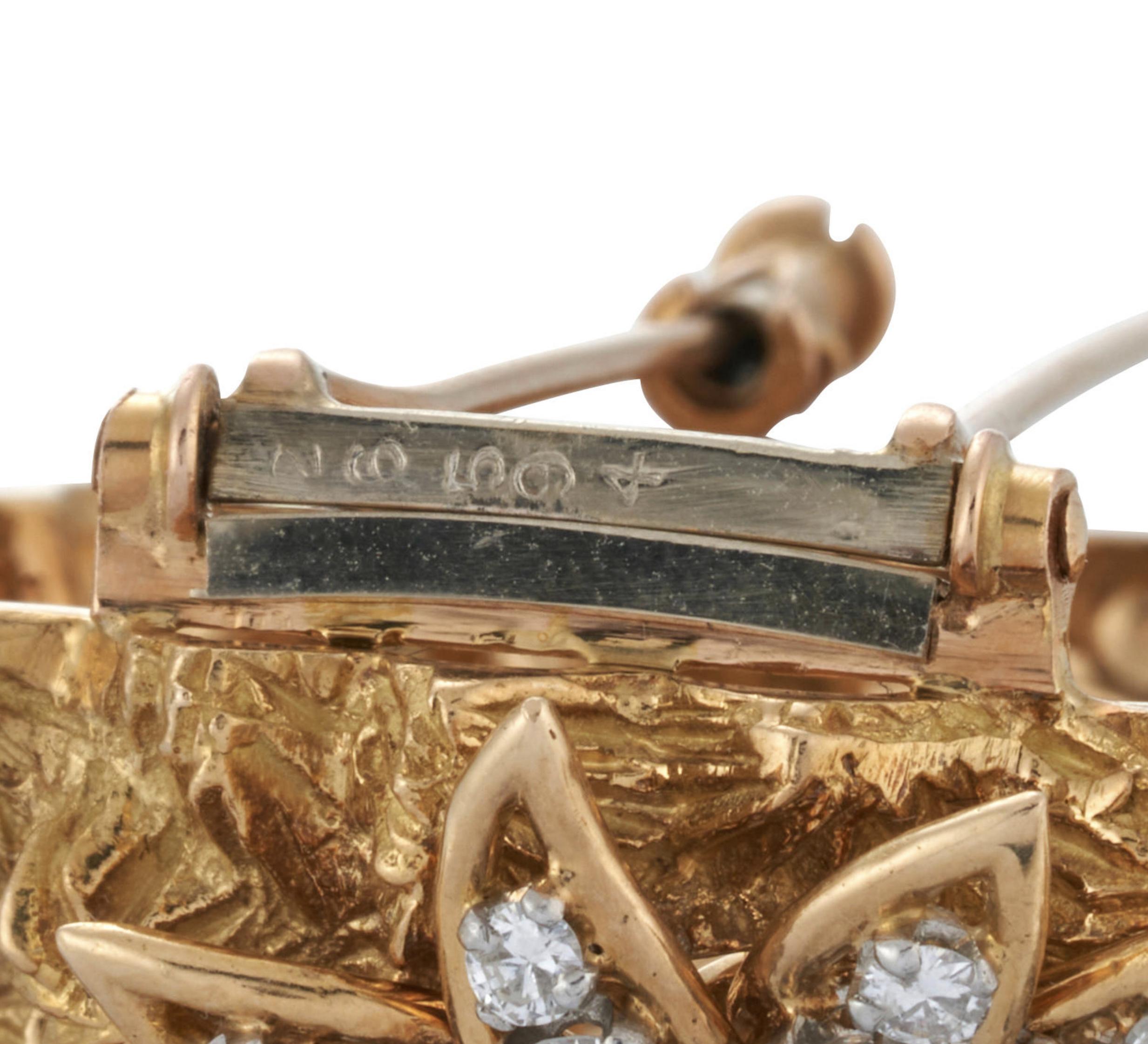 18K Gold Saphir Smaragd und Diamant Blume Brosche

Einzelheiten:
Die Blumen sind mit Diamanten im Vollschliff besetzt, ungefähres Gesamtgewicht 3,10 Karat, und in der Mitte befinden sich Saphire und Smaragde im Rundschliff.
Gewicht 34,5
