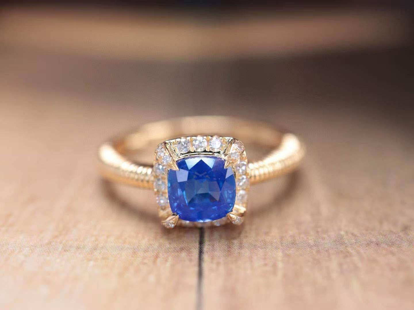 18K Gold Saphir Ring mit lupenreinen Glas Körper Kornblumenblau Saphir

Hauptstein - 1.03 CT

Hervorragender Saphir: Ein lupenreiner, glasartig strukturierter Saphir in der begehrten Farbe Kornblumenblau.
Funkelnde Verschönerung: Umgeben von
