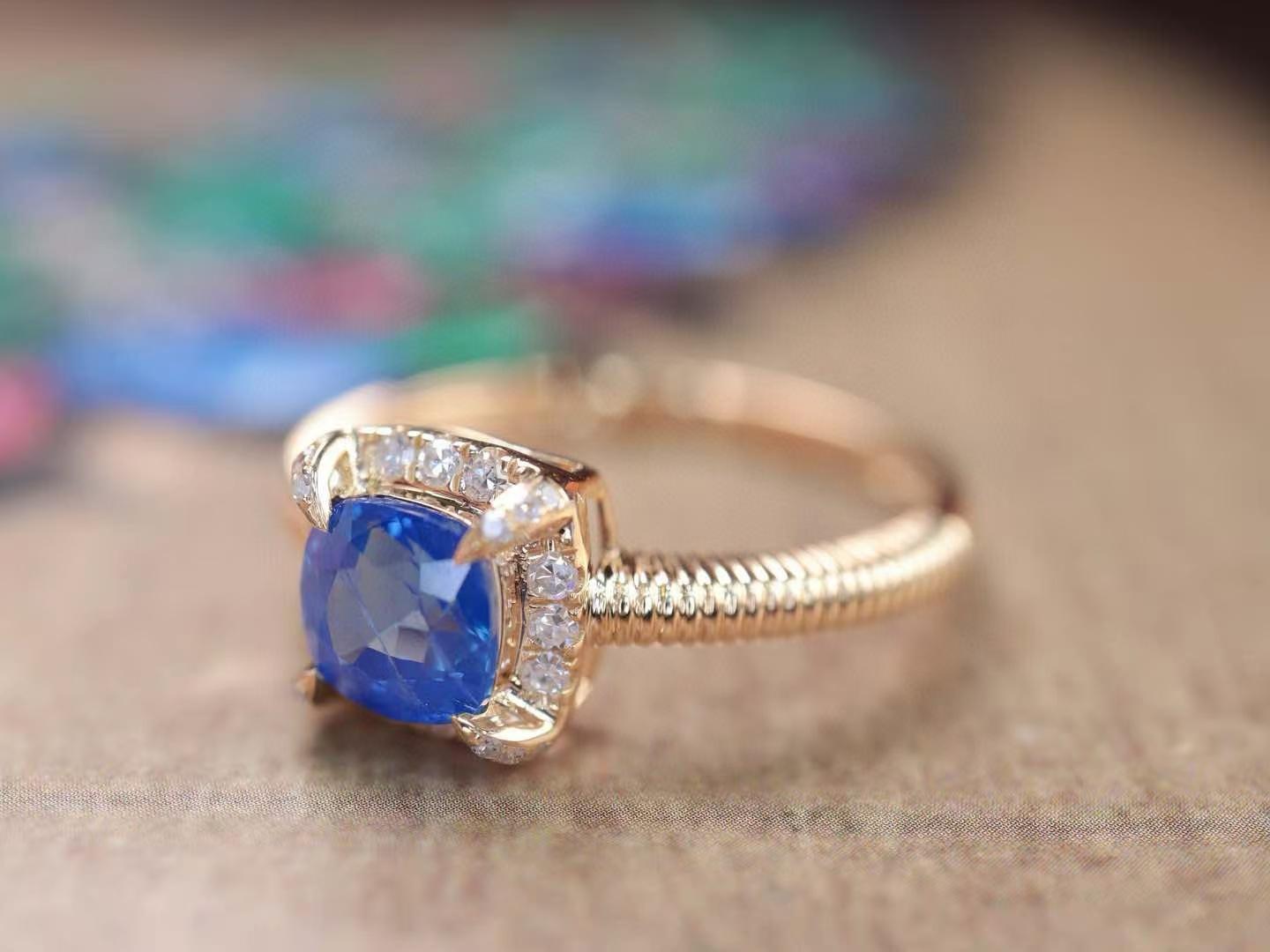 18K Gold 1,03 Karat Blauer Saphir Ring (Kissenschliff) im Angebot