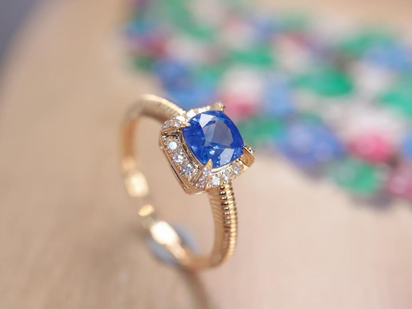 18K Gold 1,03 Karat Blauer Saphir Ring im Zustand „Neu“ im Angebot in Kowloon, HK
