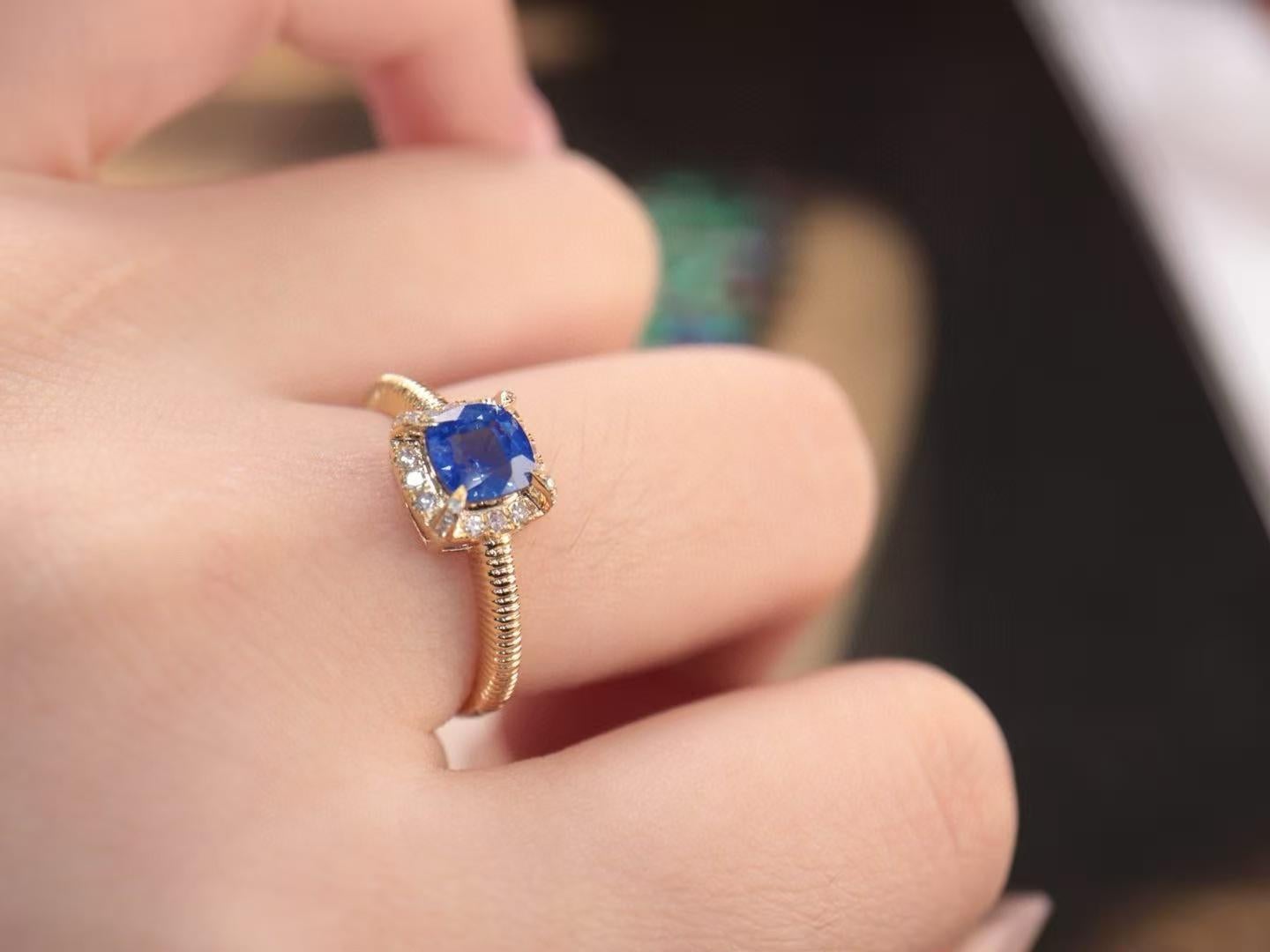 18K Gold 1,03 Karat Blauer Saphir Ring für Damen oder Herren im Angebot