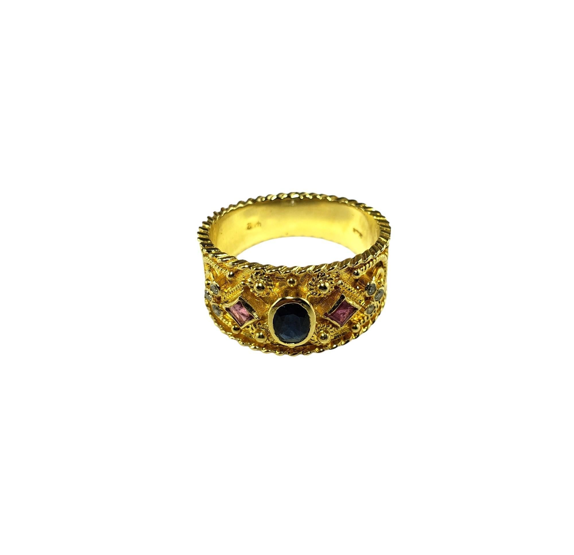 Vintage 18K Gelbgold Saphir, Rubin und Diamant Ring Größe 9 

Dieses atemberaubende Band besteht aus einem ovalen blauen Saphir (5,1 mm x 3,7 mm), zwei Rubinen im Quadratschliff und sechs runden Diamanten im Brillantschliff, gefasst in wunderschön