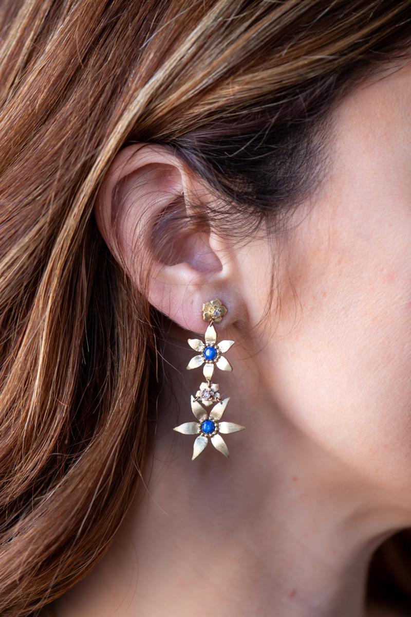 Artisan 18K Gold Sapphire Starflower Earrings For Sale