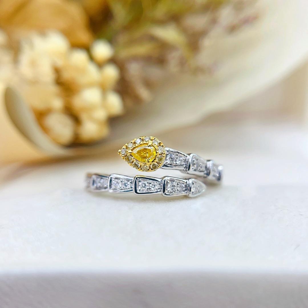 S'inspirant du symbolisme antique, cette bague serpent en or jaune 18 carats réalisée de main de maître incarne le renouveau éternel grâce à sa forme enroulée hypnotique. Un diamant de 0,09ct de couleur naturelle jaune clair (Fancy Light Yellow,