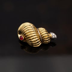 18K Gold Shell Brooch with Ruby and Diamond