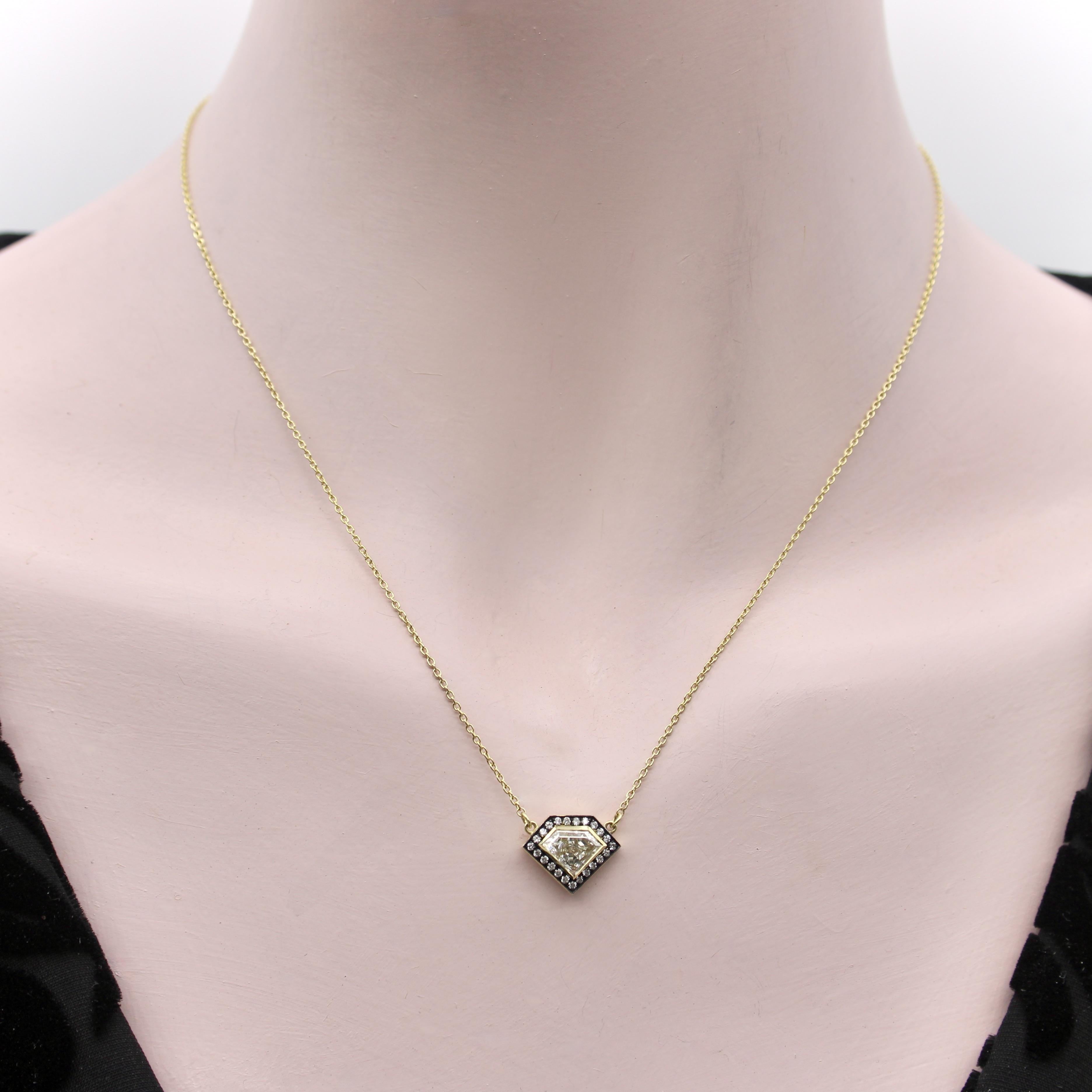 Ciondolo con diamante a forma di scudo in oro 18K con alone di diamante in vendita 4