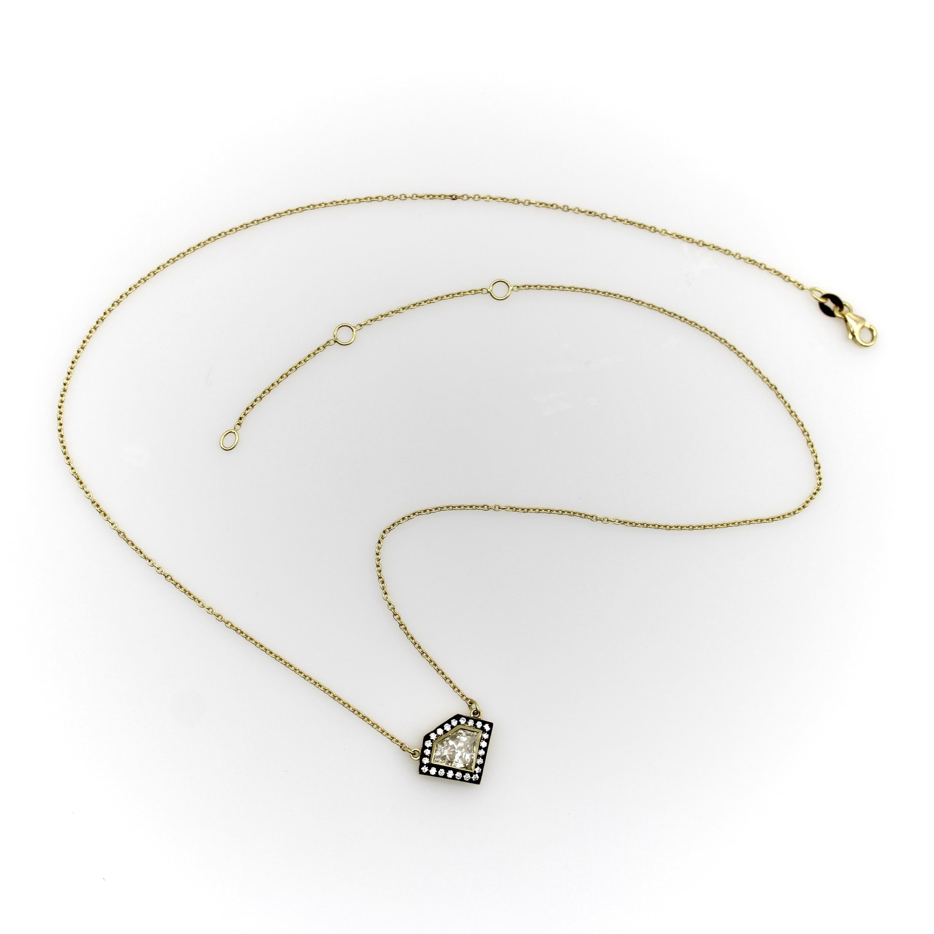 Contemporaneo Ciondolo con diamante a forma di scudo in oro 18K con alone di diamante in vendita