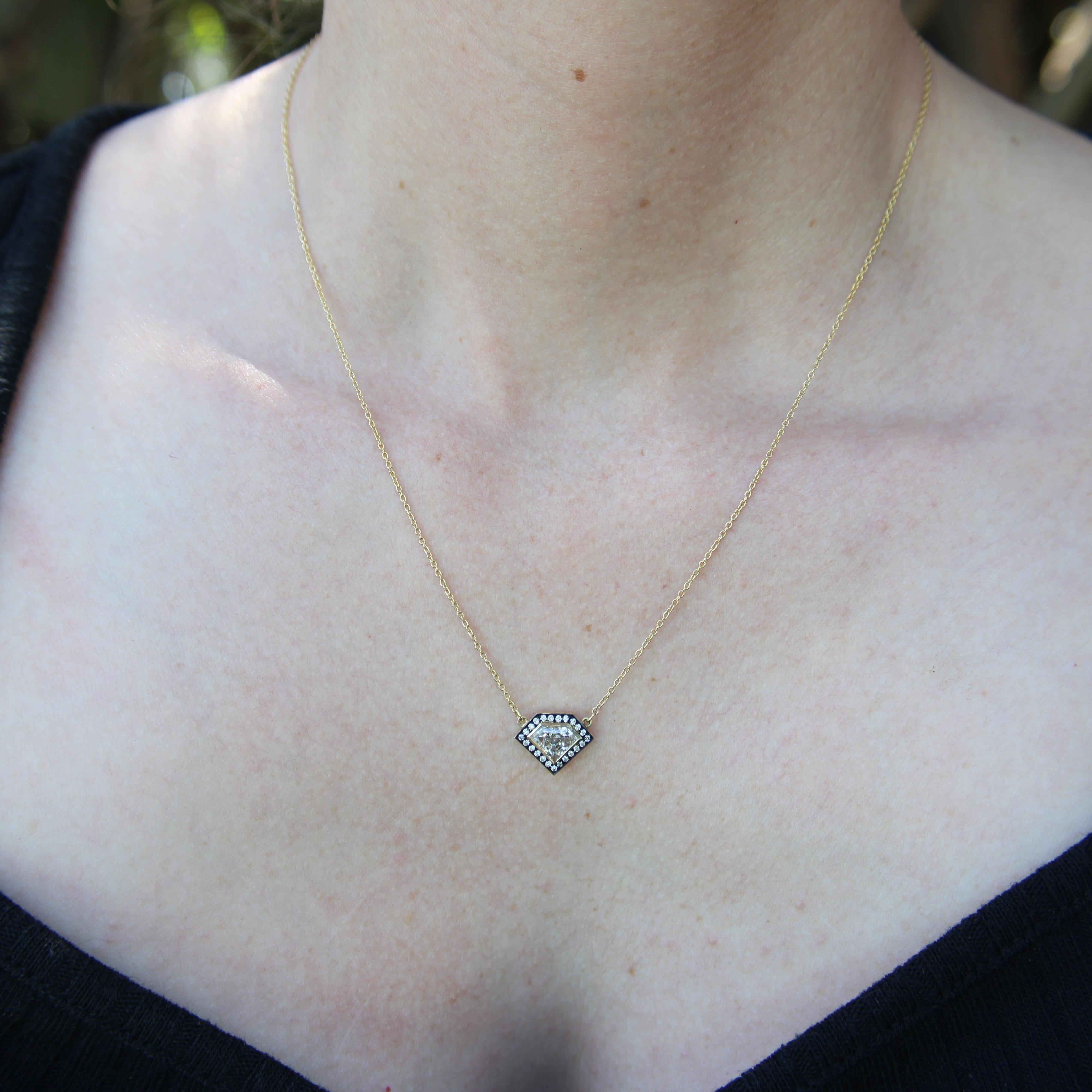 Ciondolo con diamante a forma di scudo in oro 18K con alone di diamante in vendita 2
