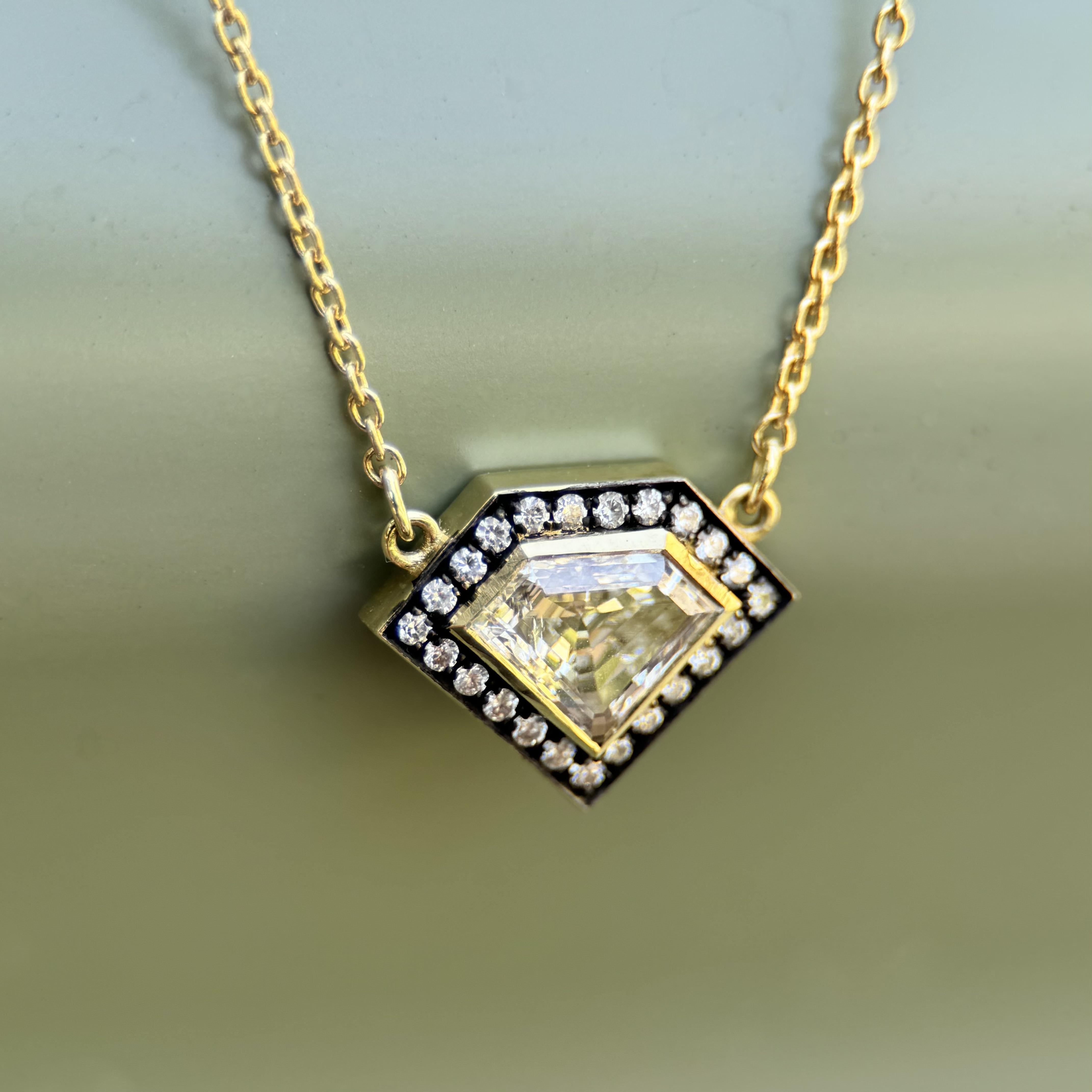 Ciondolo con diamante a forma di scudo in oro 18K con alone di diamante in vendita 3