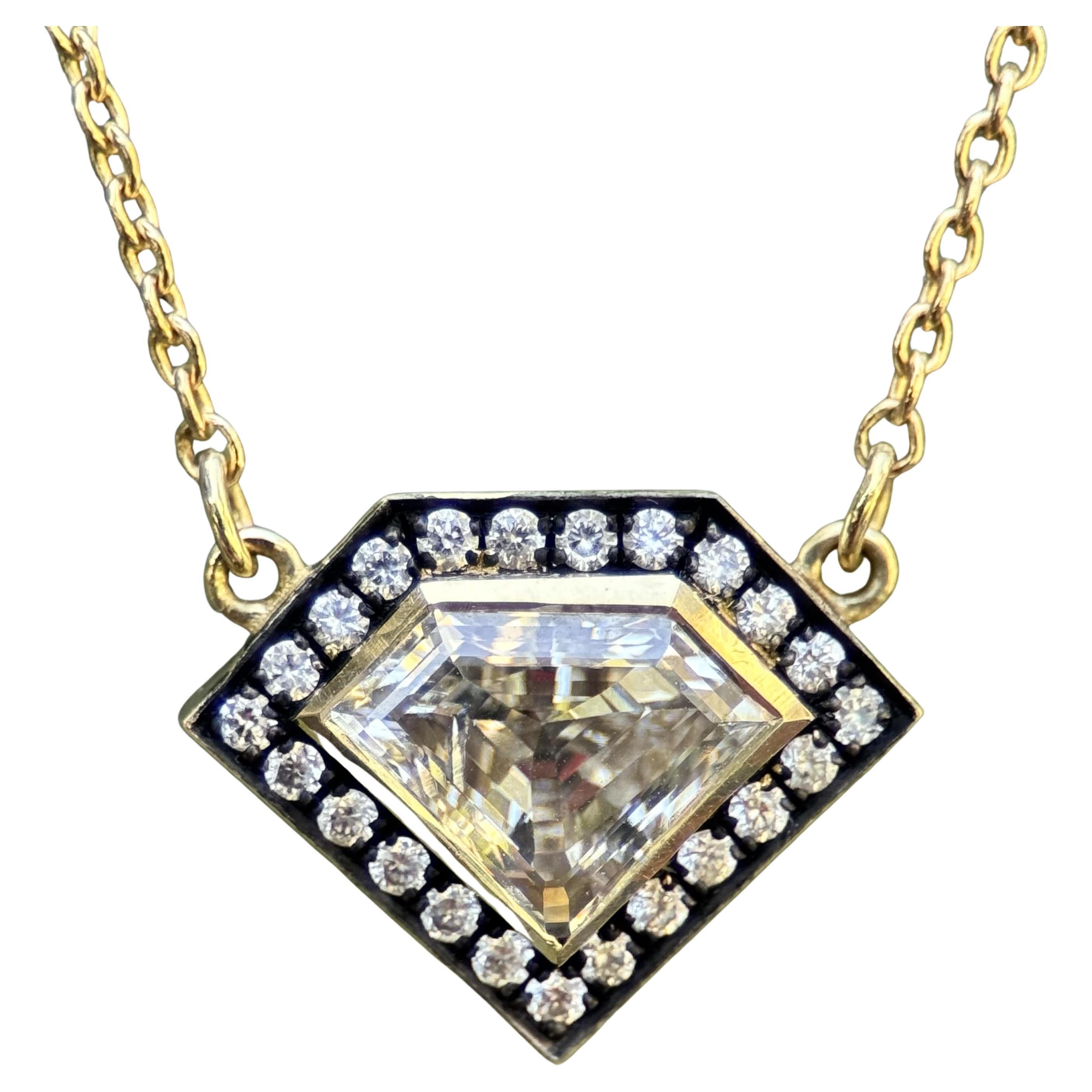 Ciondolo con diamante a forma di scudo in oro 18K con alone di diamante