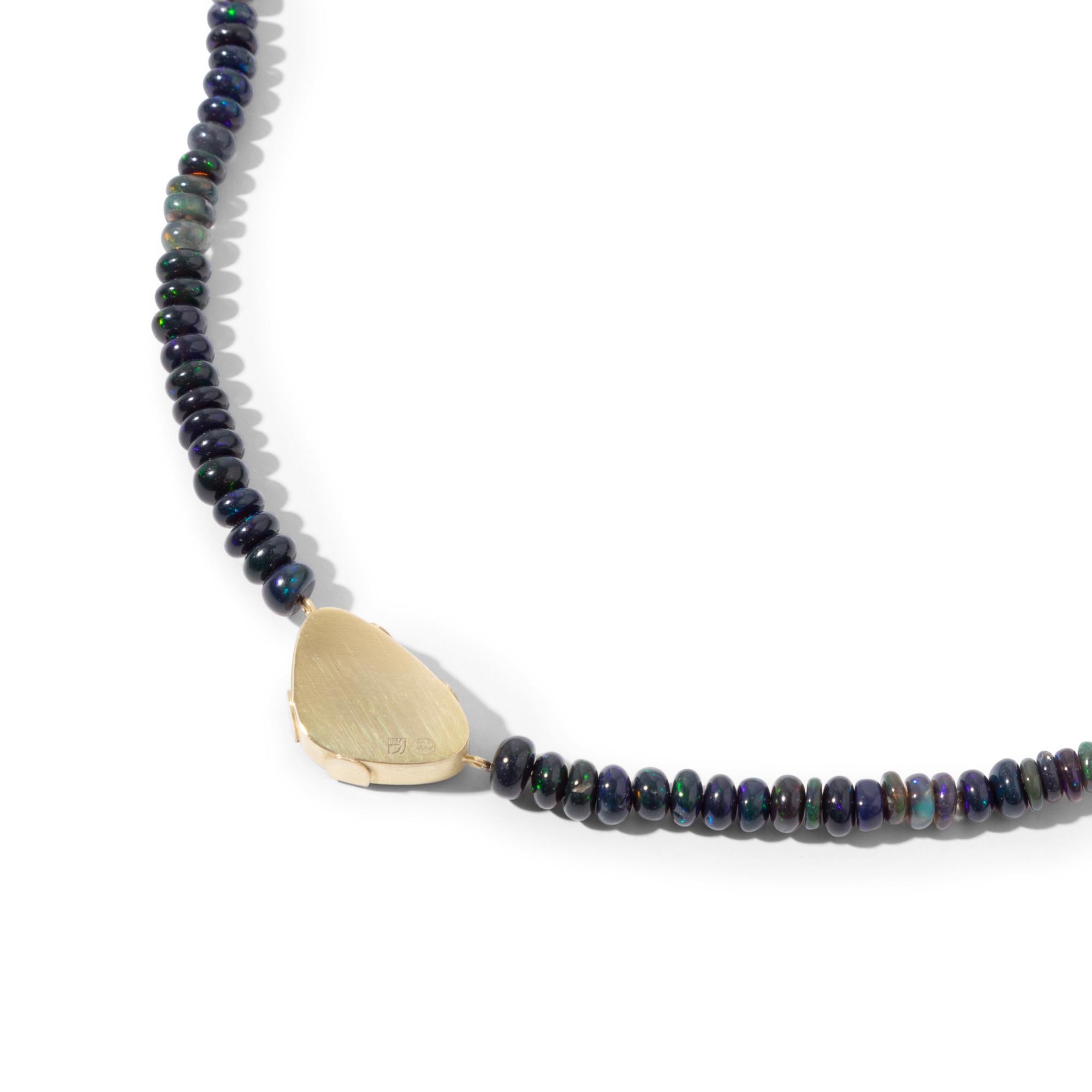 Artisan Collier court en or 18 carats avec pendentif en opale de roche et perles d'Australie en vente