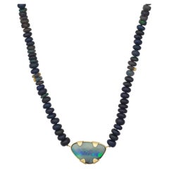 Kurze Halskette aus 18 Karat Gold mit Opalperlen und australischem Boulder-Opal-Anhänger
