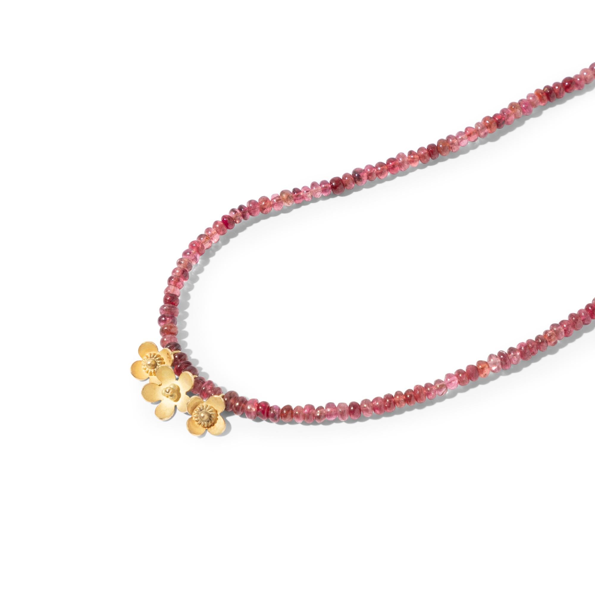 Artisan Collier court en or 18 carats avec perles de spinelle rose et breloques à fleurs en or en vente