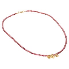 Kurze Halskette aus 18 Karat Gold mit rosa Spinellperlen und goldenen Blumenanhängern