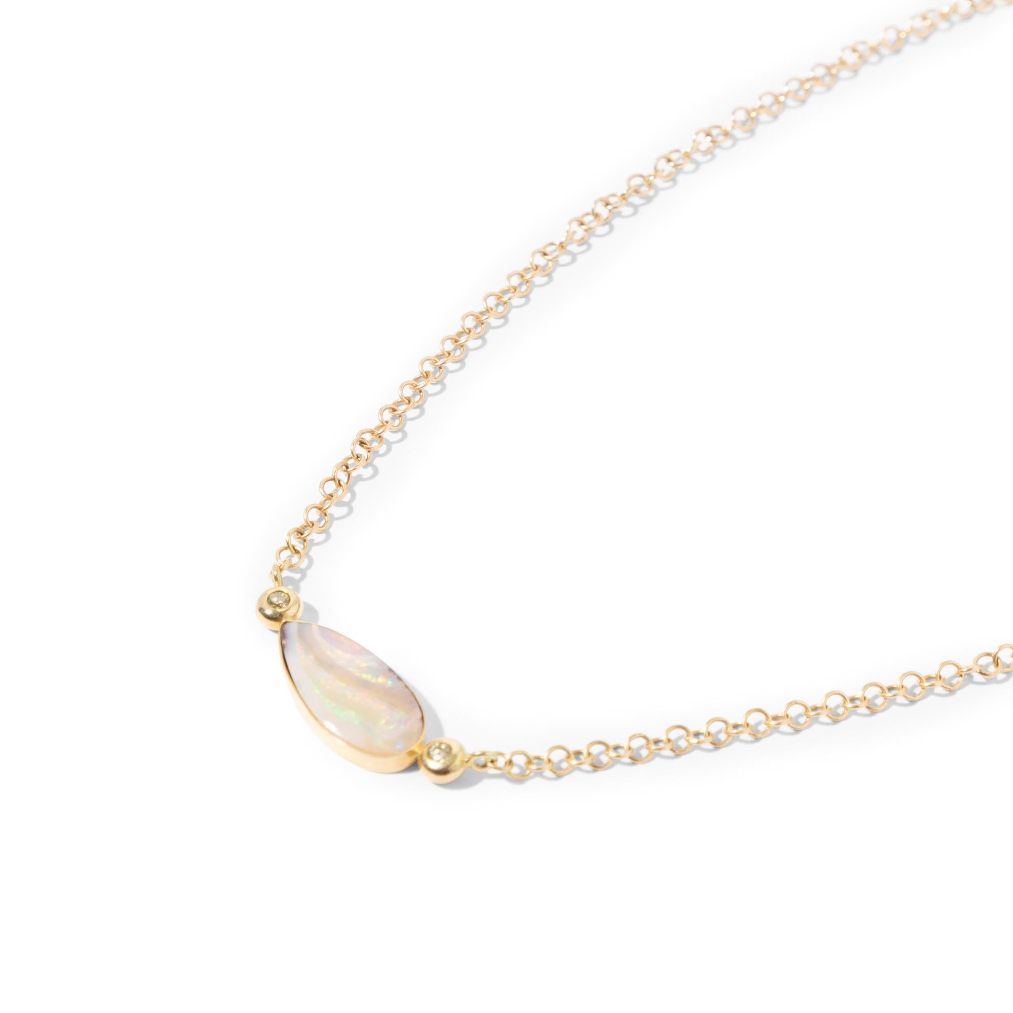 Collier court féminin, élégant et discret en or 18 carats, orné d'une opale de roche australienne rose tendre et de deux petits diamants étincelants de couleur champagne. Un collier charmant et subtil pour tous ceux qui peuvent apprécier la beauté