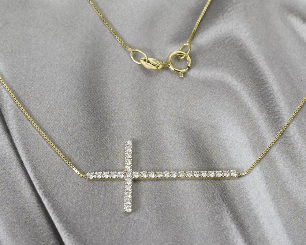 Round Cut 18k Gold Sideway Diamond Cross Necklace Natural Brilliant Diamond For Sale