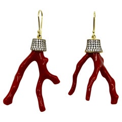 Pendientes de oro de 18 quilates con tachuelas de coral y diamantes Signature Branch