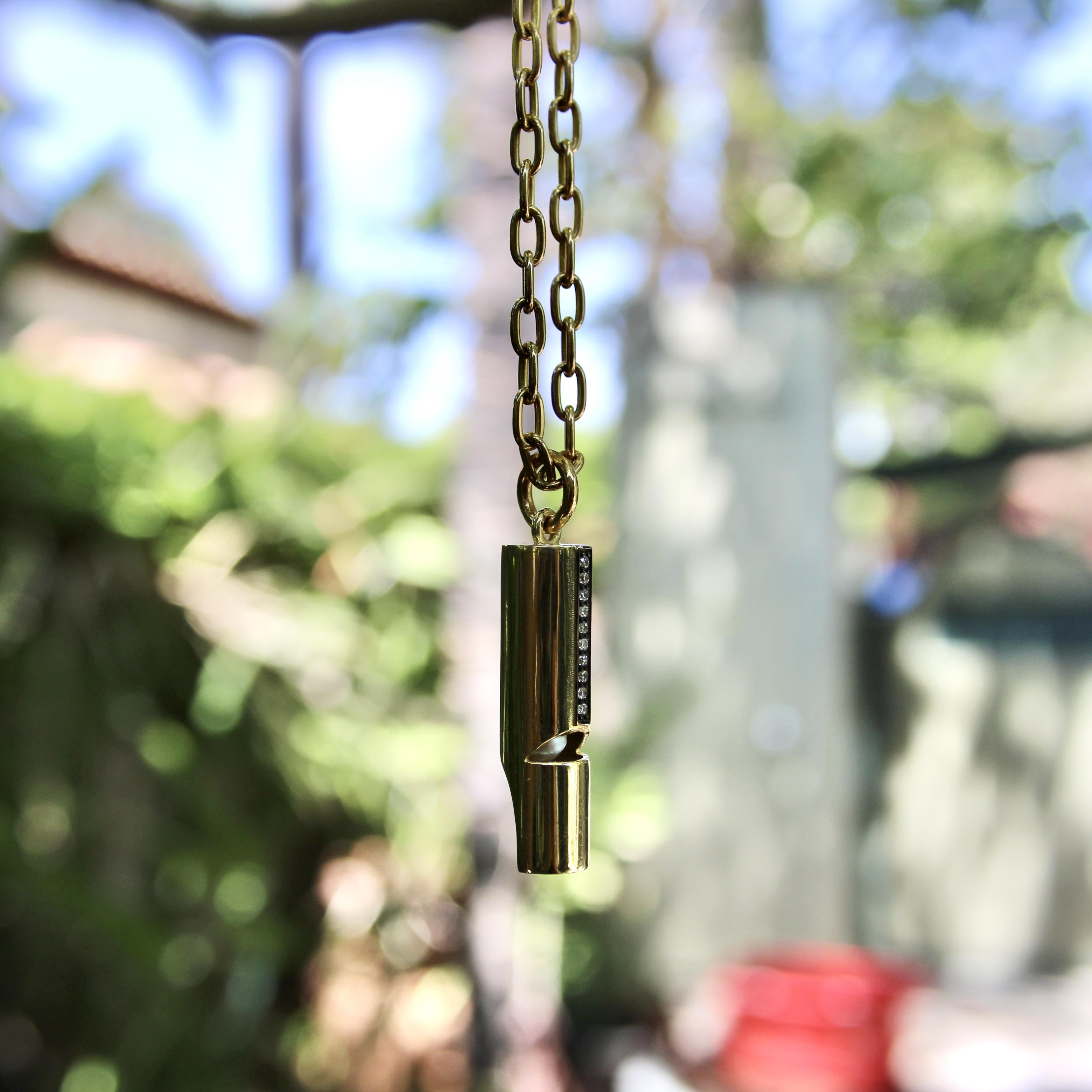 Sifflet Signature en or 18K avec ligne cloutée de diamants en vente 6
