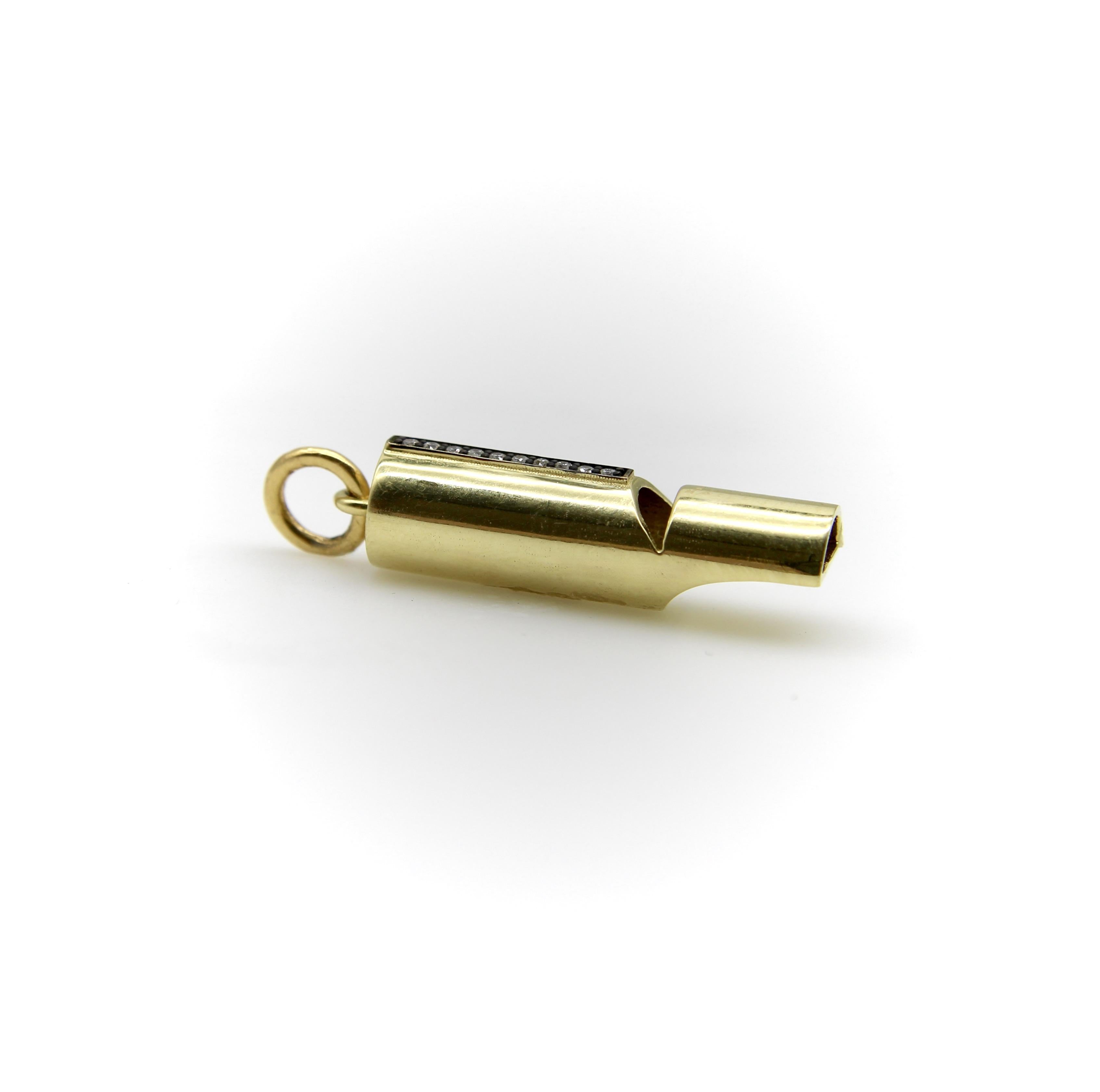 Taille ronde Sifflet Signature en or 18K avec ligne cloutée de diamants en vente
