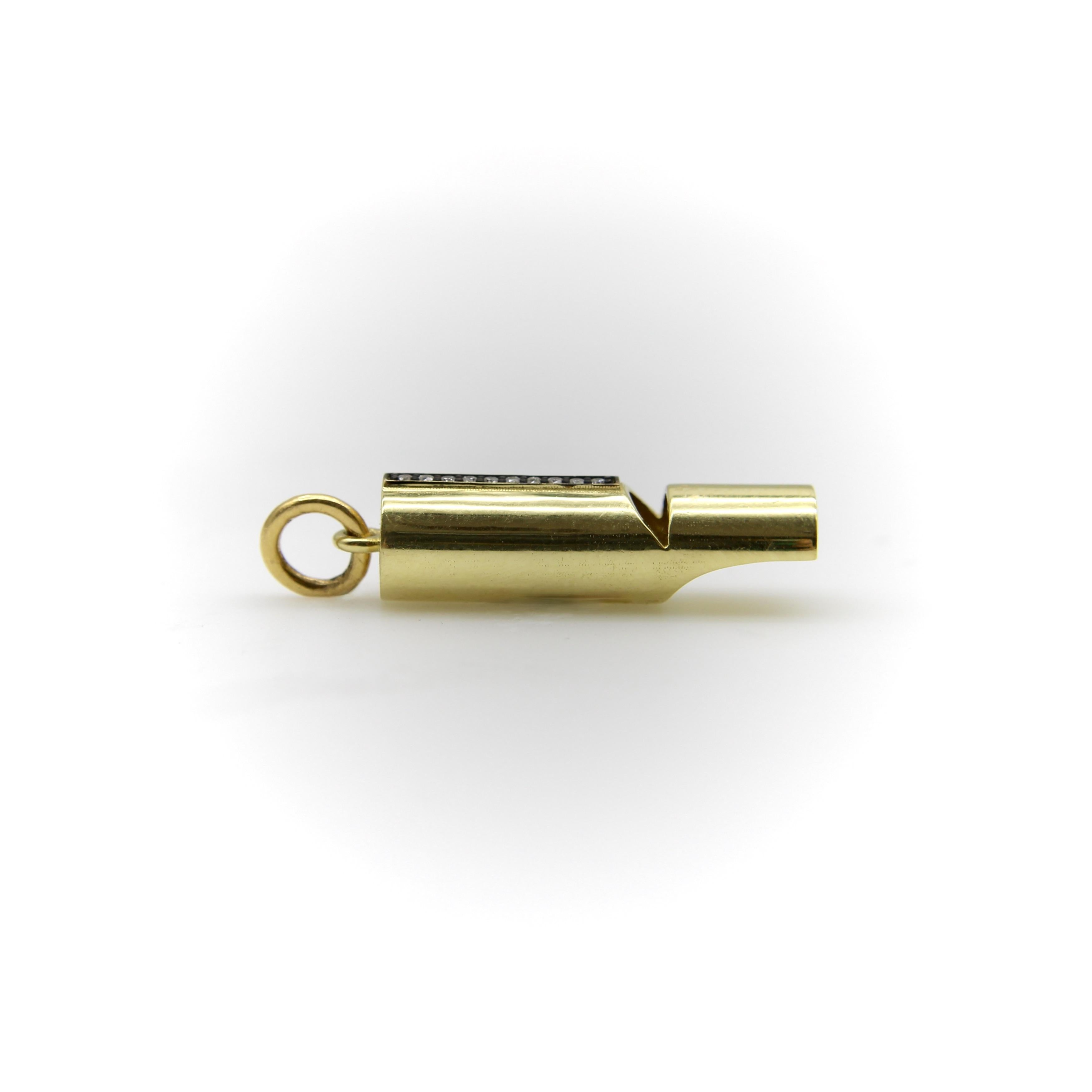 Sifflet Signature en or 18K avec ligne cloutée de diamants Neuf - En vente à Venice, CA
