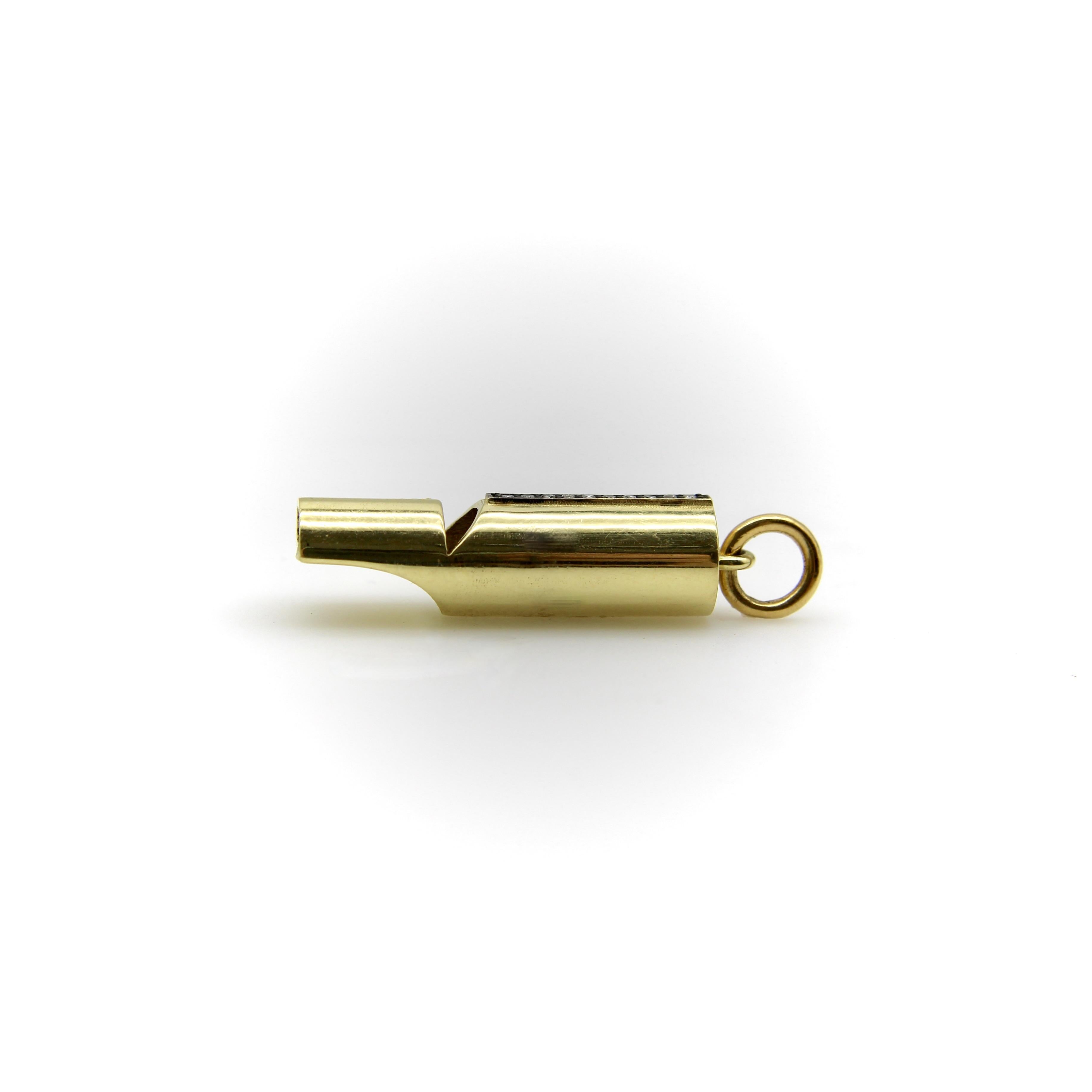 Sifflet Signature en or 18K avec ligne cloutée de diamants en vente 1