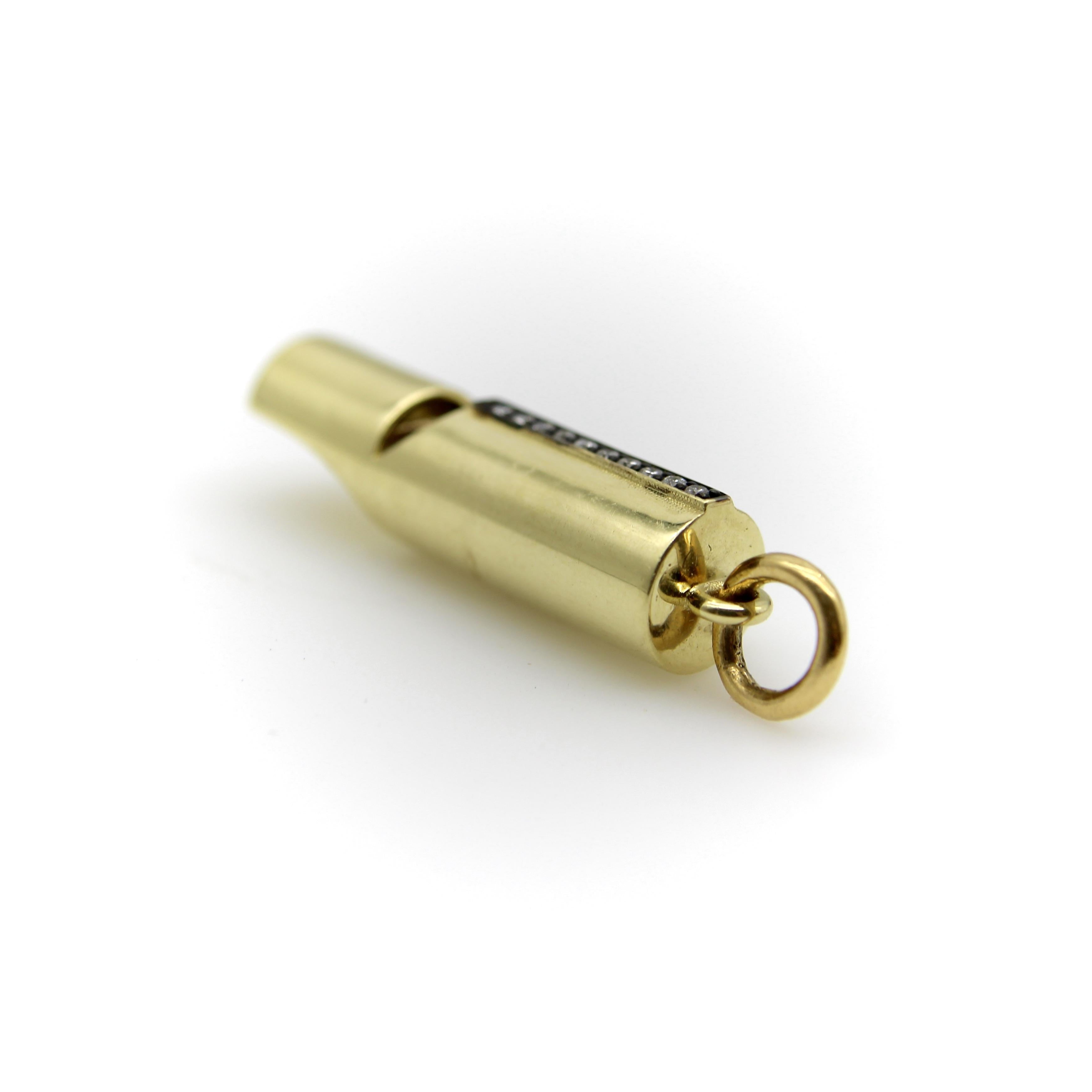 Sifflet Signature en or 18K avec ligne cloutée de diamants en vente 2