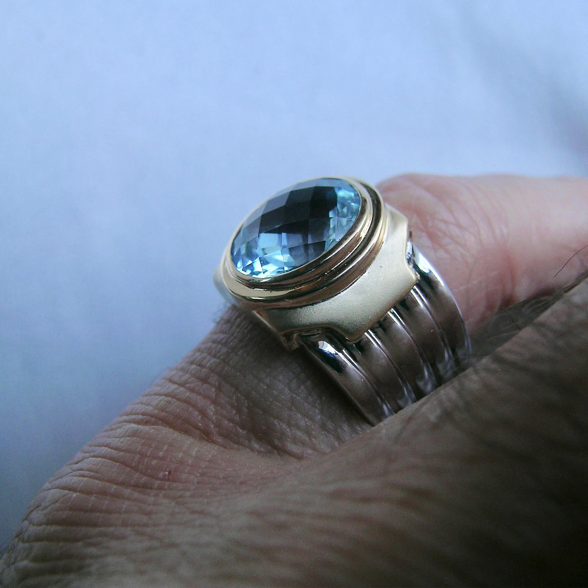 Taille brillant Bague en or 18 carats, argent et topaze bleue de 5,55 carats en vente