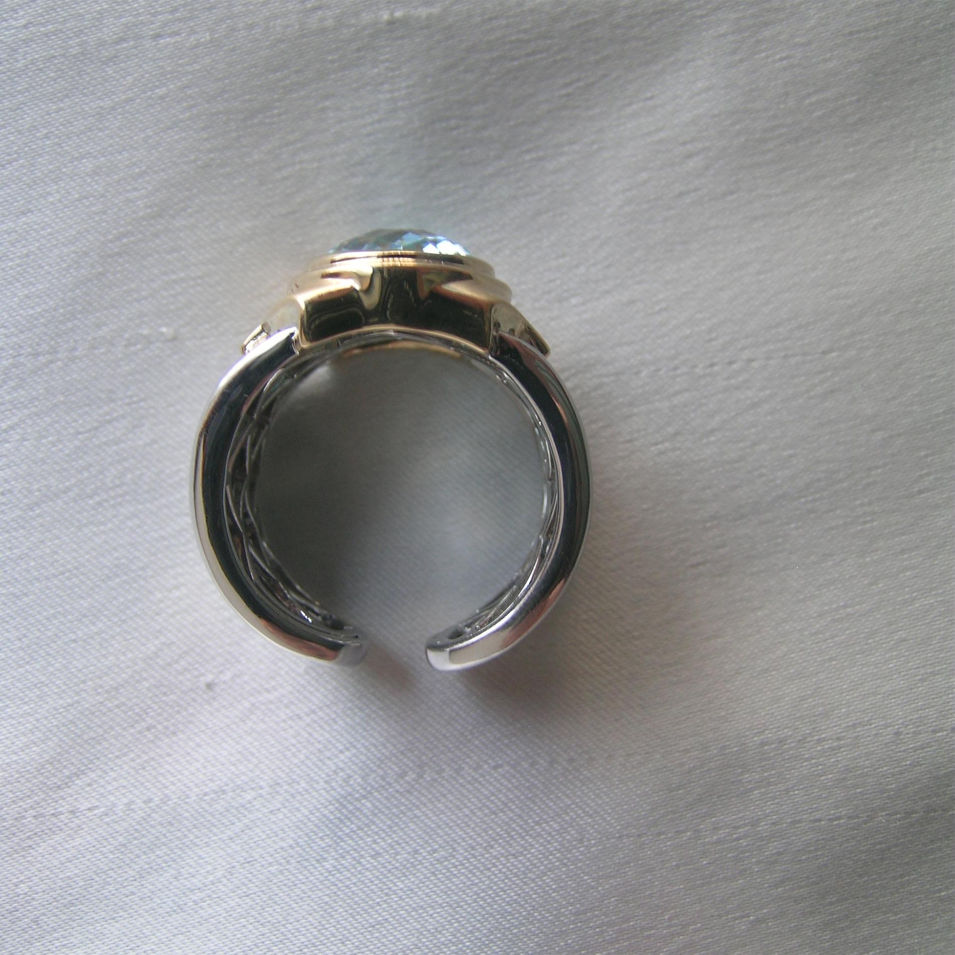 Bague en or 18 carats, argent et topaze bleue de 5,55 carats Neuf - En vente à Eugene, OR