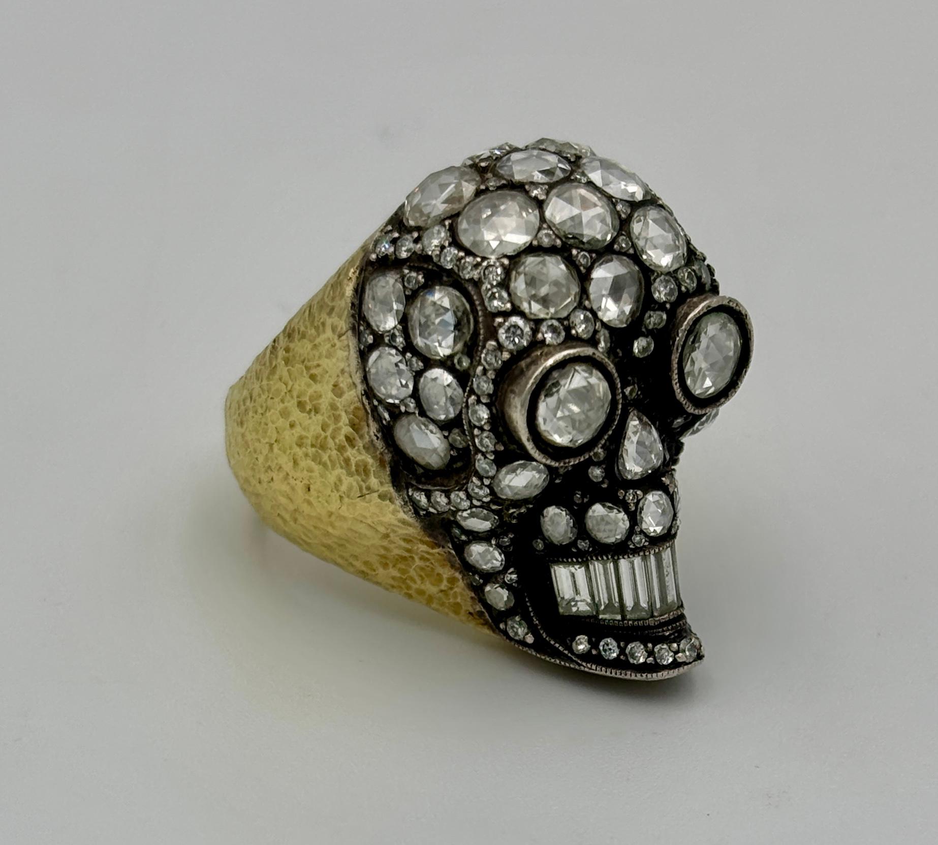 Anello con teschio in oro 18k, argento e diamanti in vendita 4